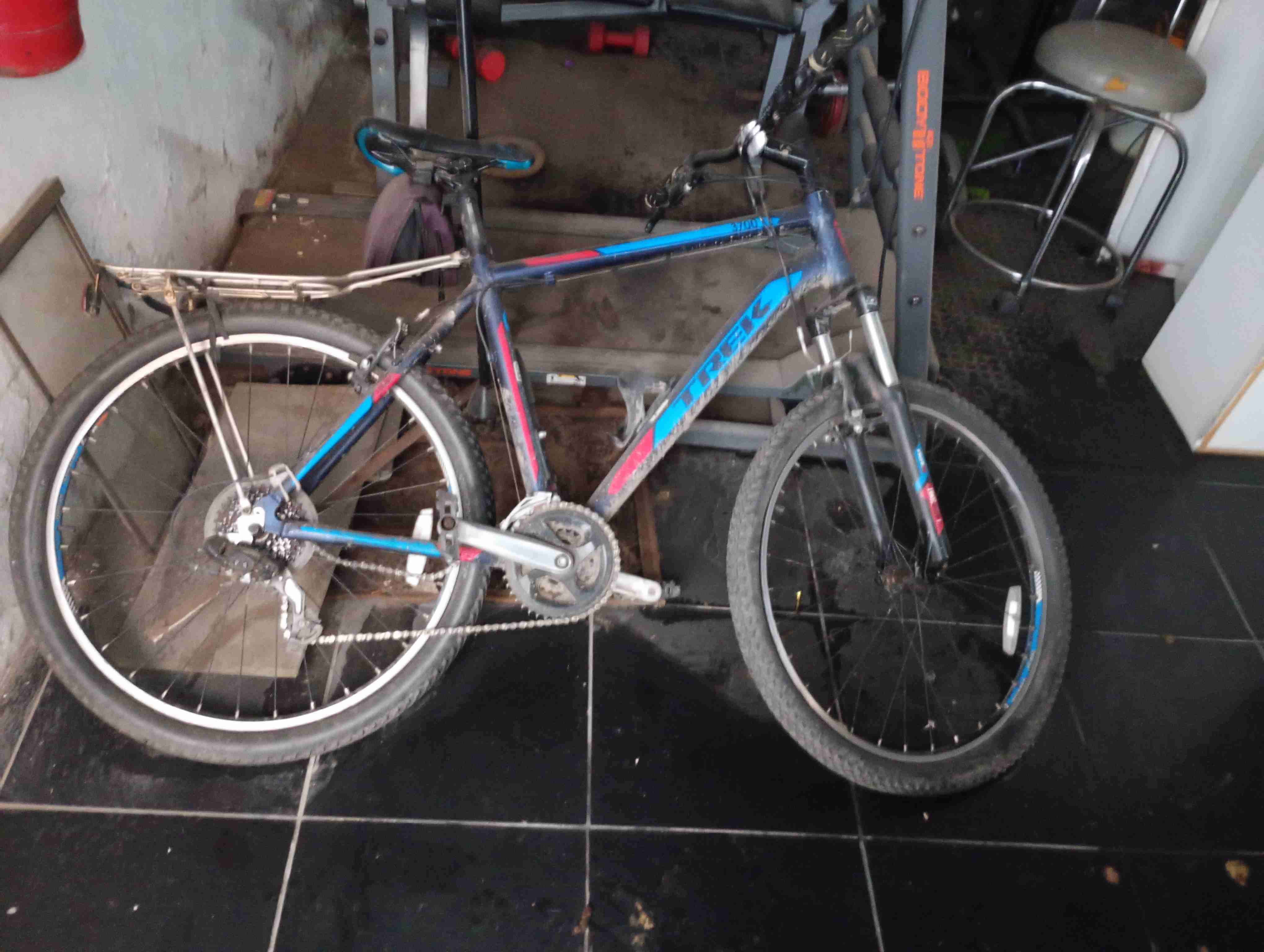 Bicicleta montaña azul y roja - miniatura 3