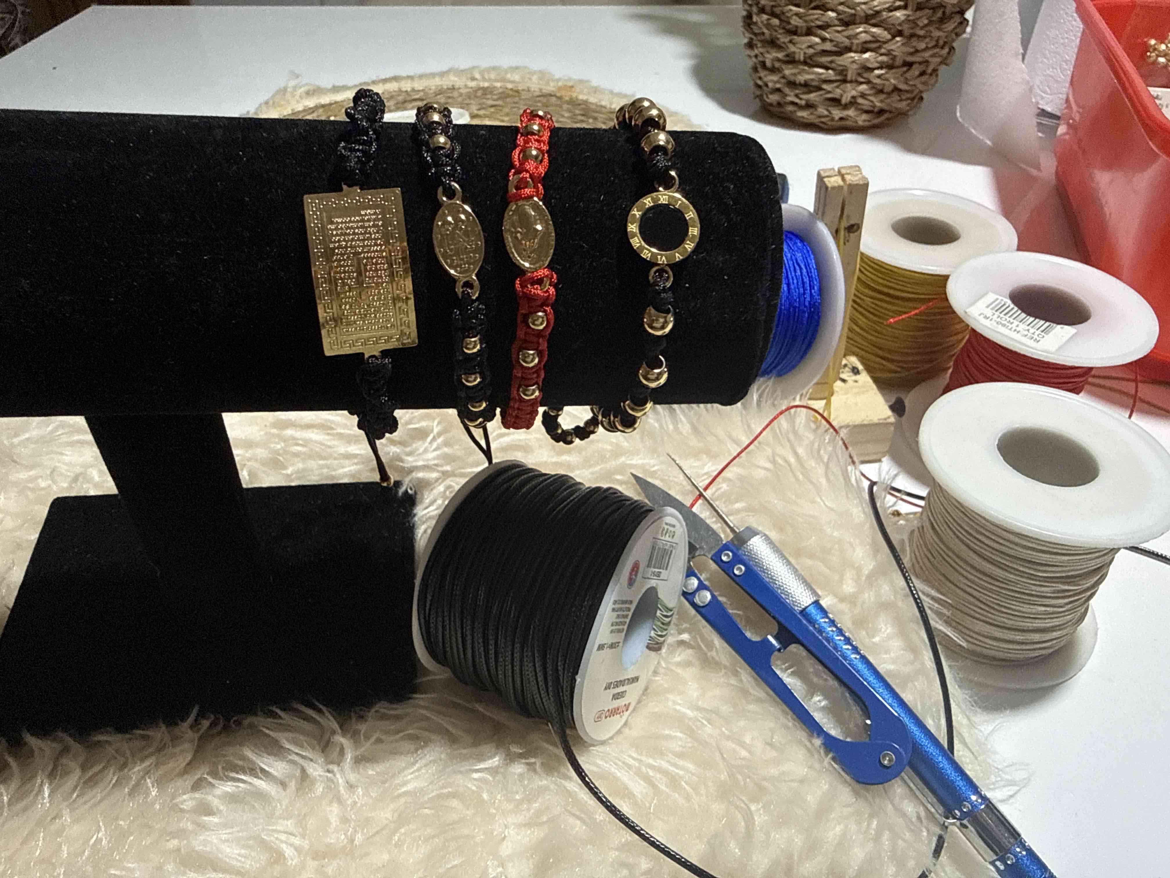 Brazaletes de macramé con dijes