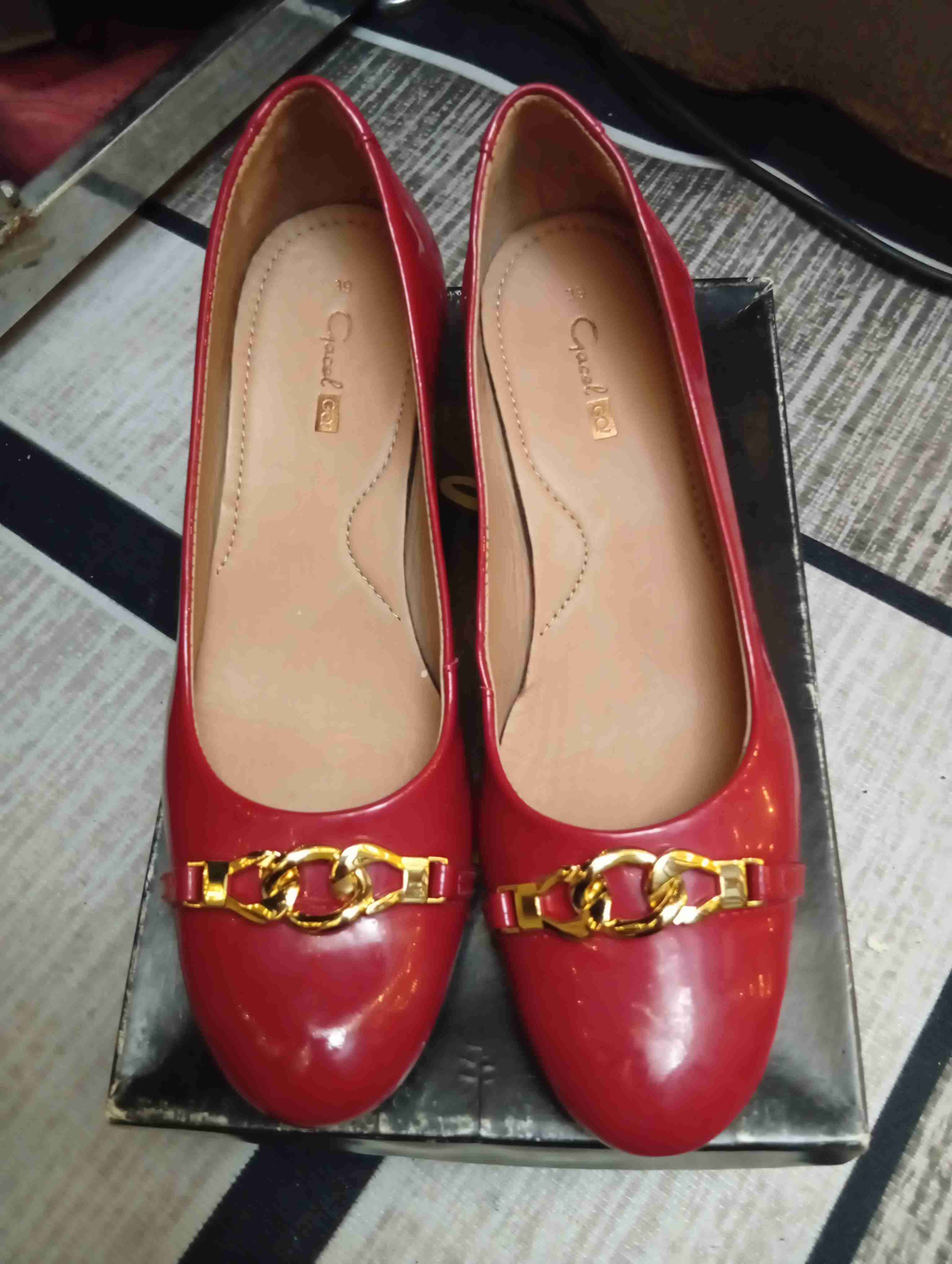 Zapatos planos rojos con detalle dorado
