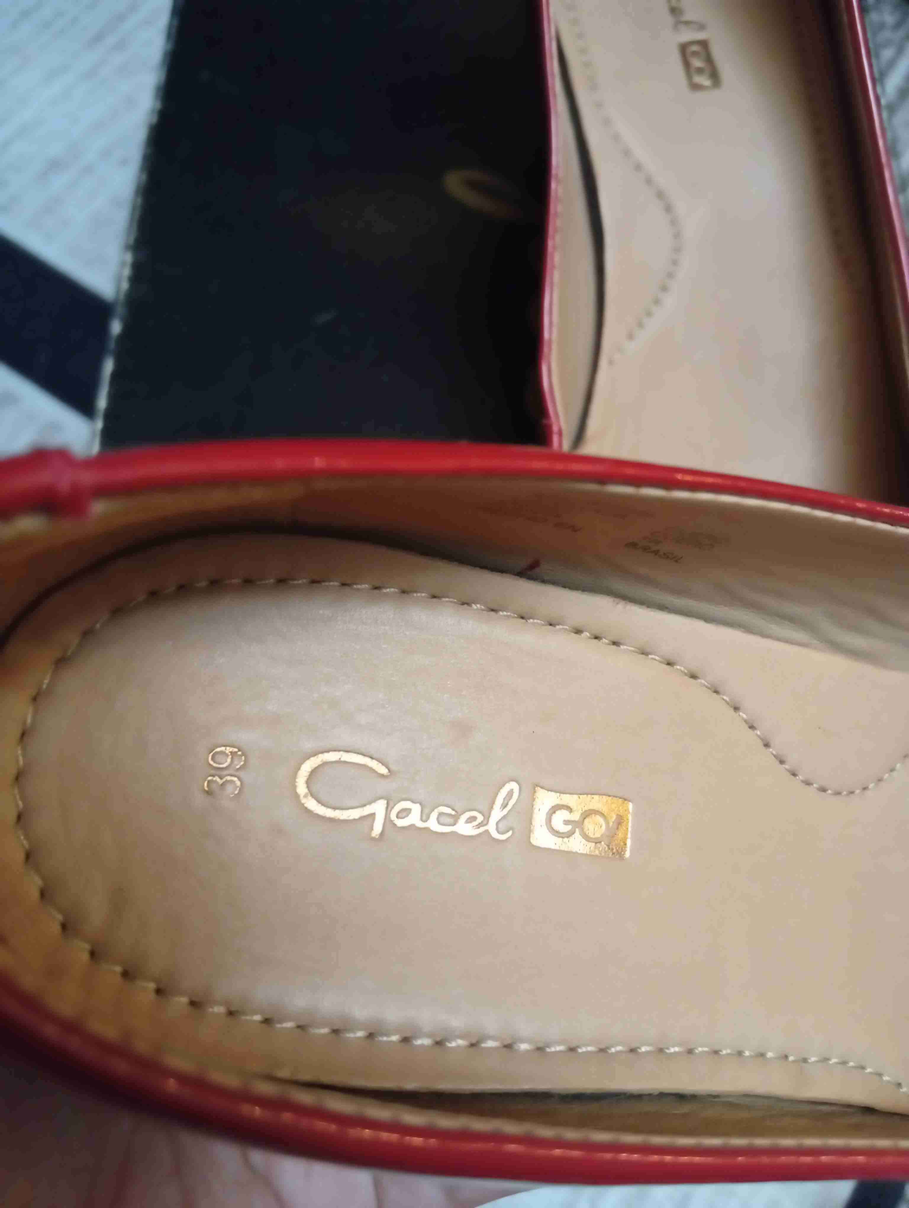 Zapatos planos rojos con detalle dorado - miniatura 2