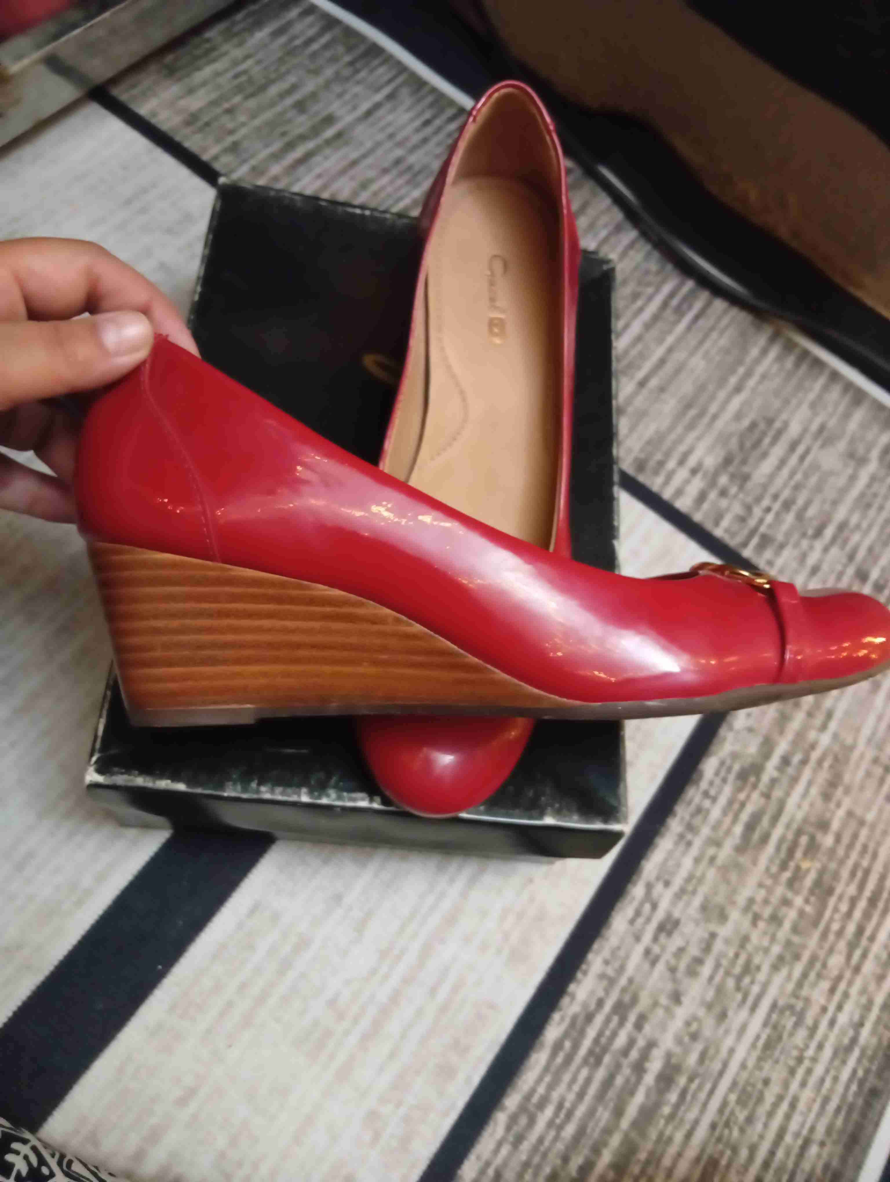 Zapatos planos rojos con detalle dorado - miniatura 3