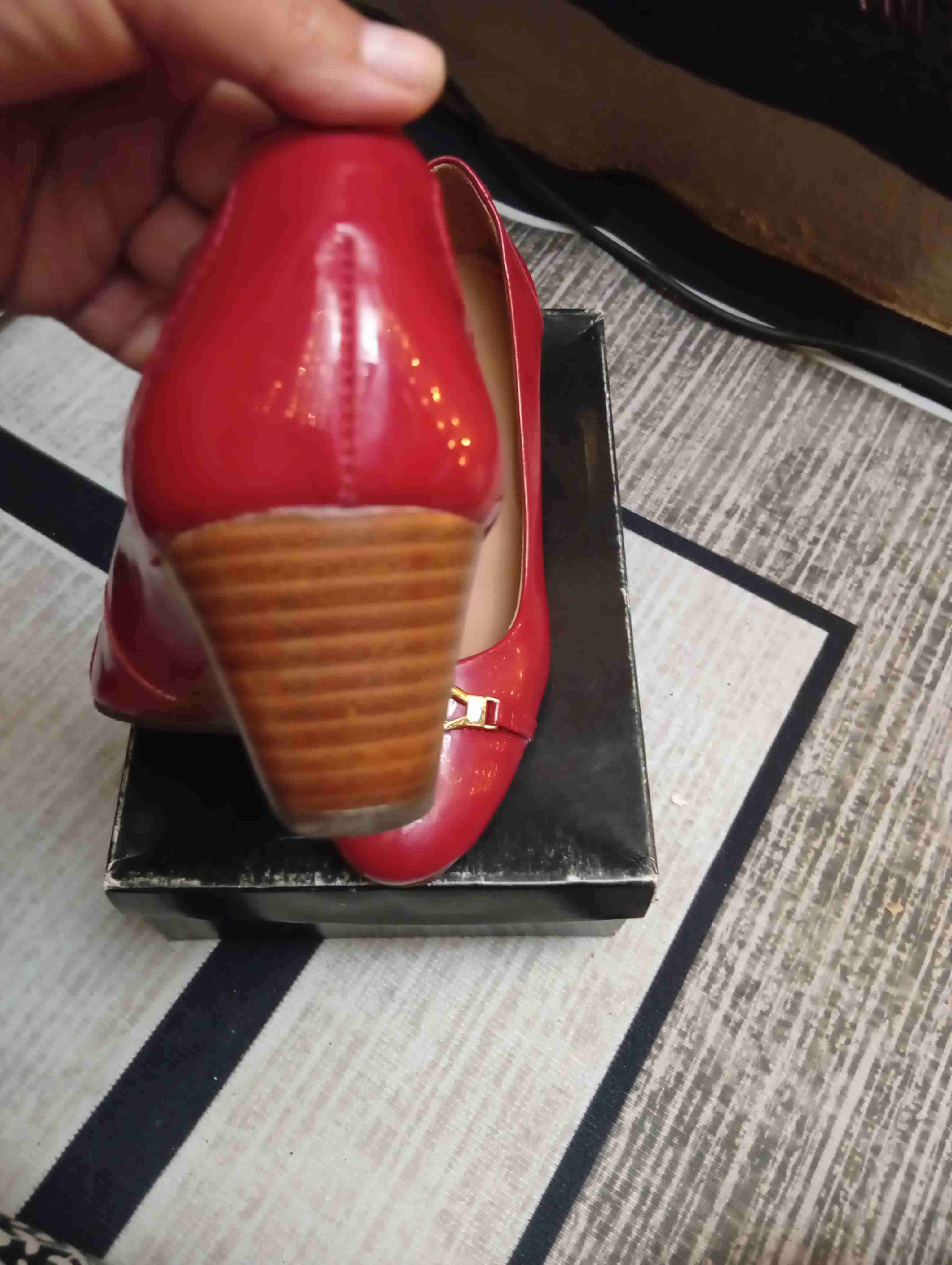 Zapatos planos rojos con detalle dorado - miniatura 4