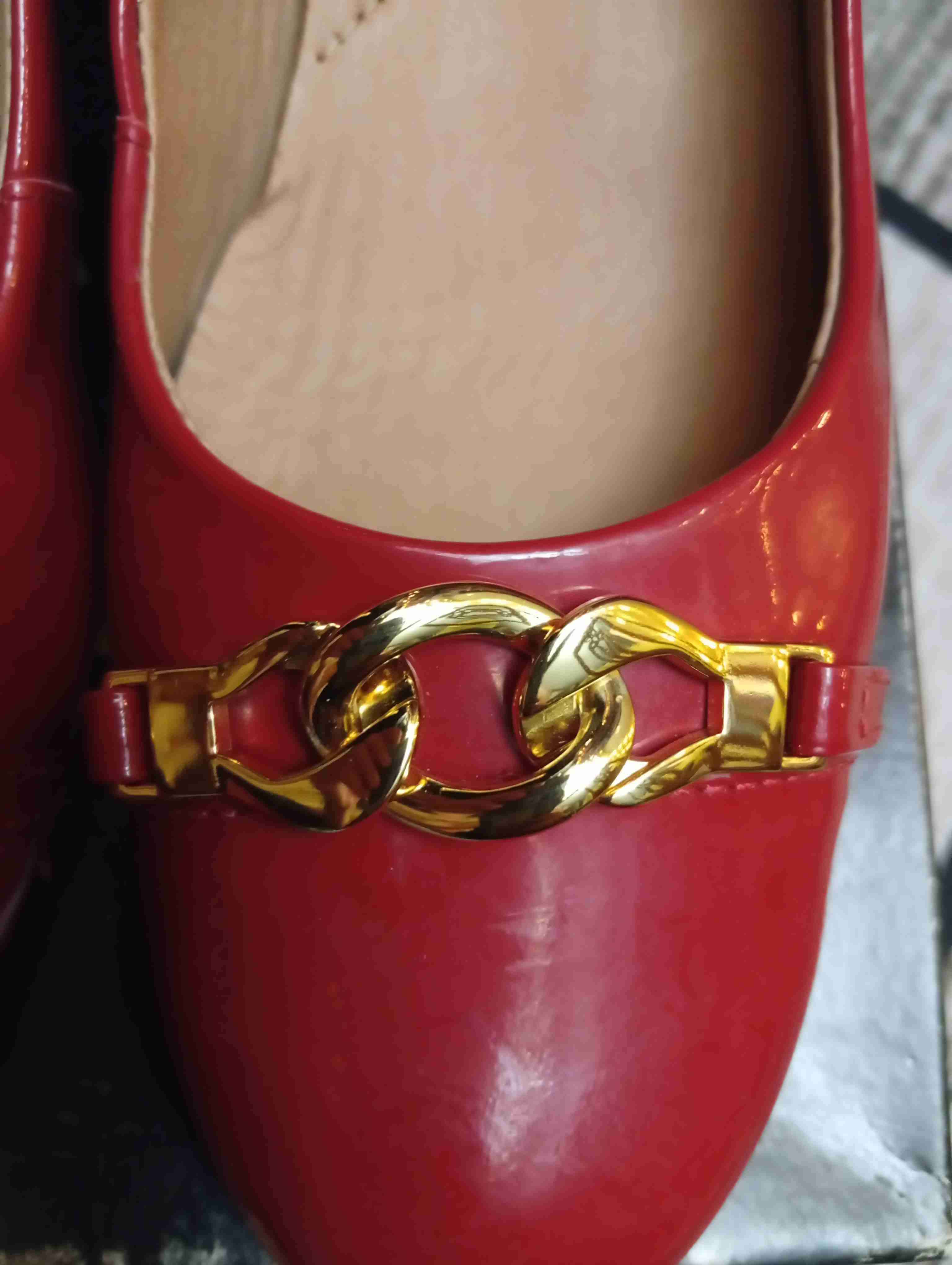Zapatos planos rojos con detalle dorado - miniatura 5