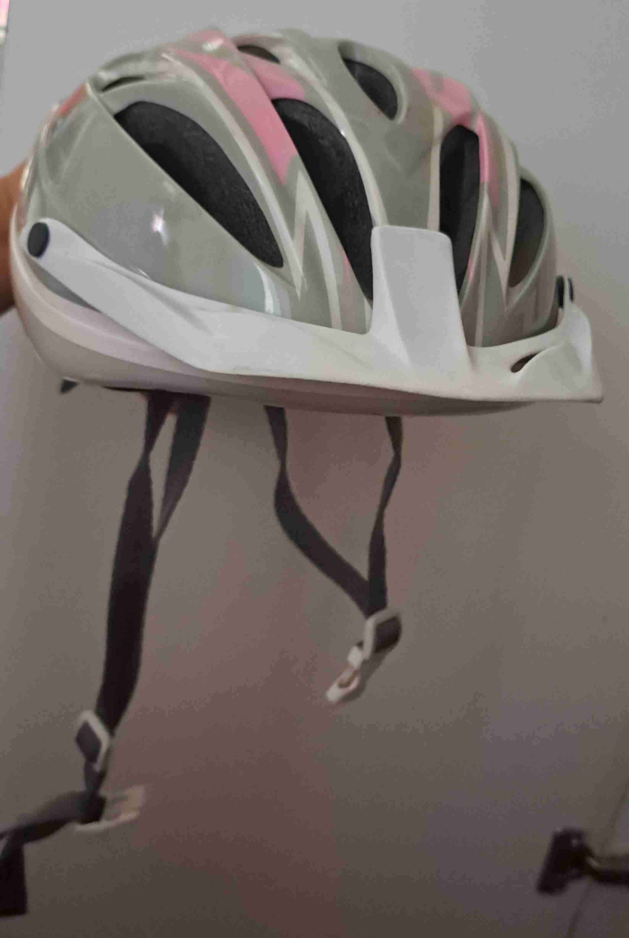 Casco de ciclismo gris y rosa