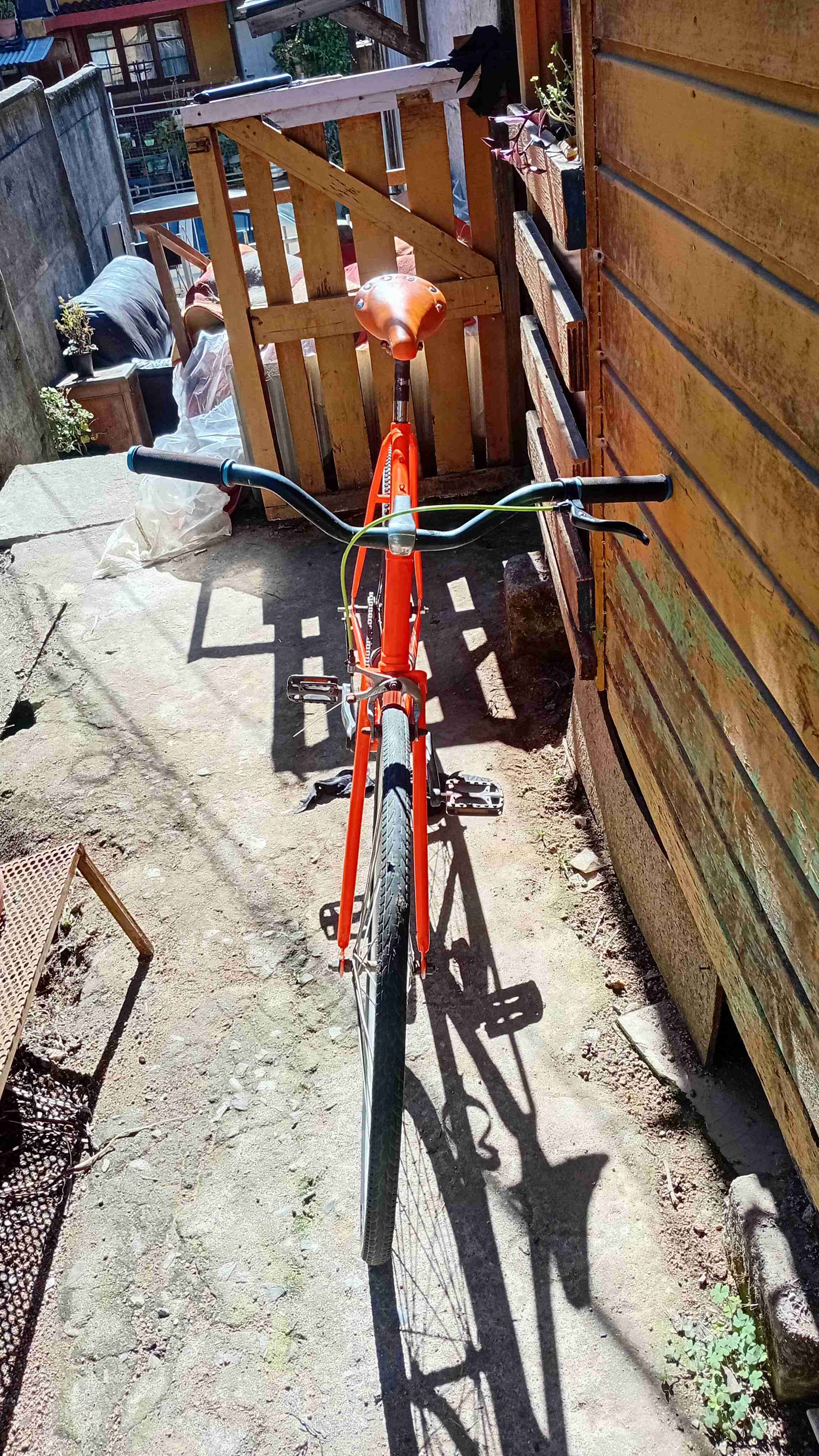 Bicicleta urbana naranja - miniatura 3