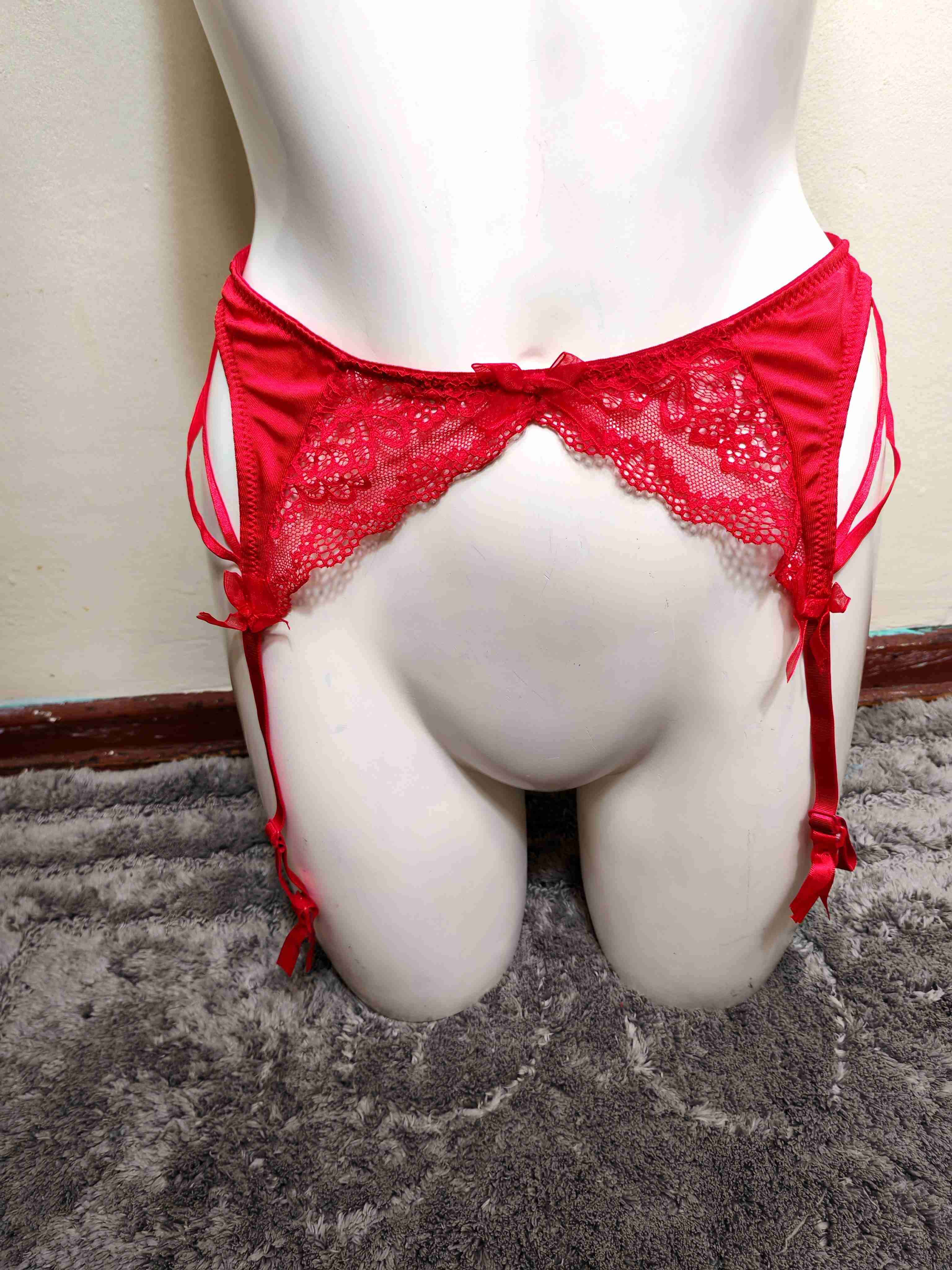 Ligueros rojos de encaje