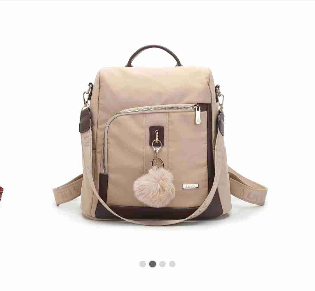 Mochila beige con pompón