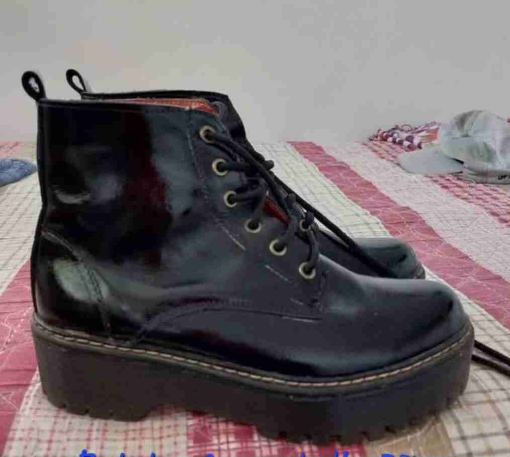 Botines de charol negro