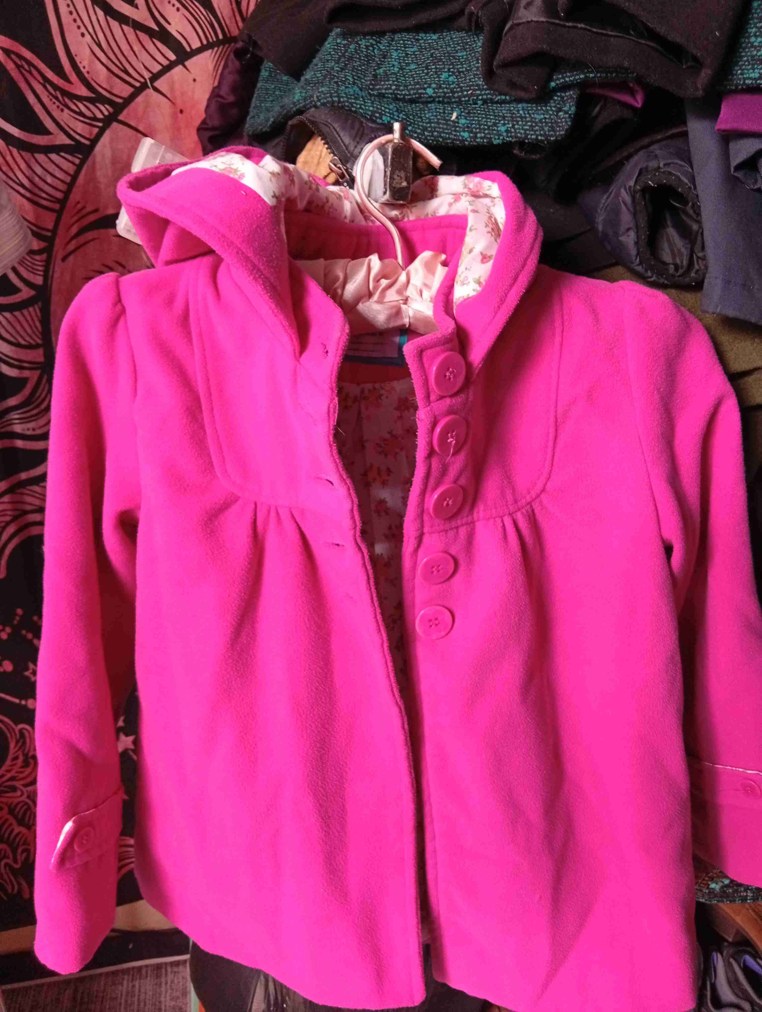 Abrigo infantil fucsia con capucha