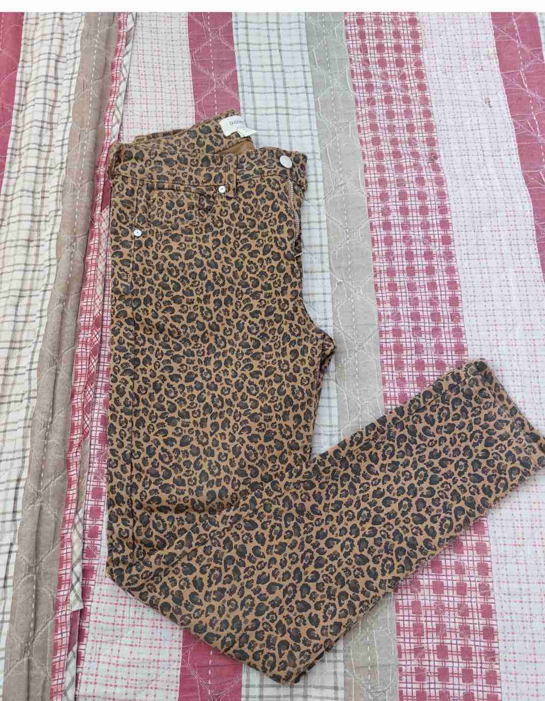 Jeans con estampado animal print