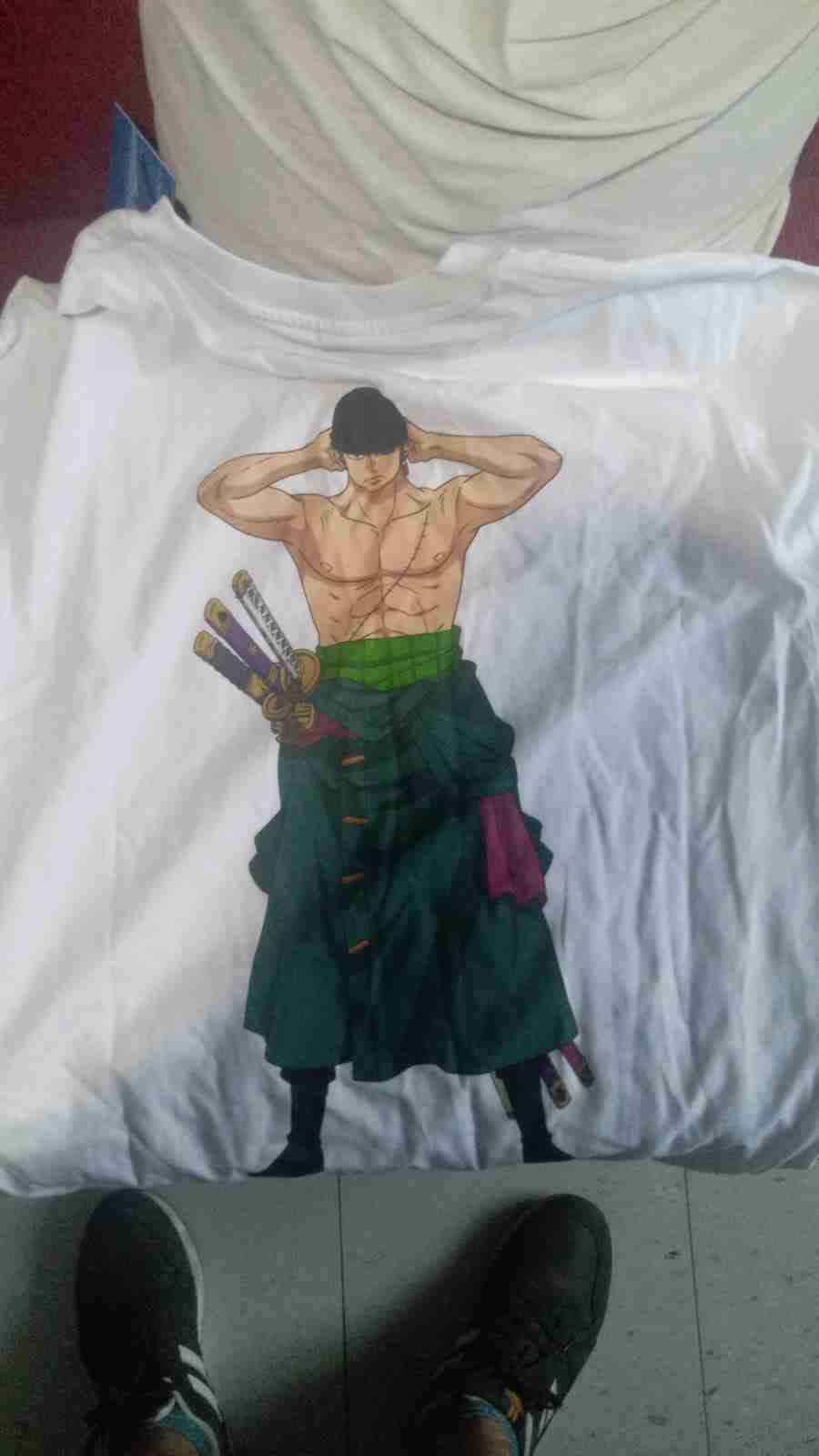 Polera blanca con diseño anime