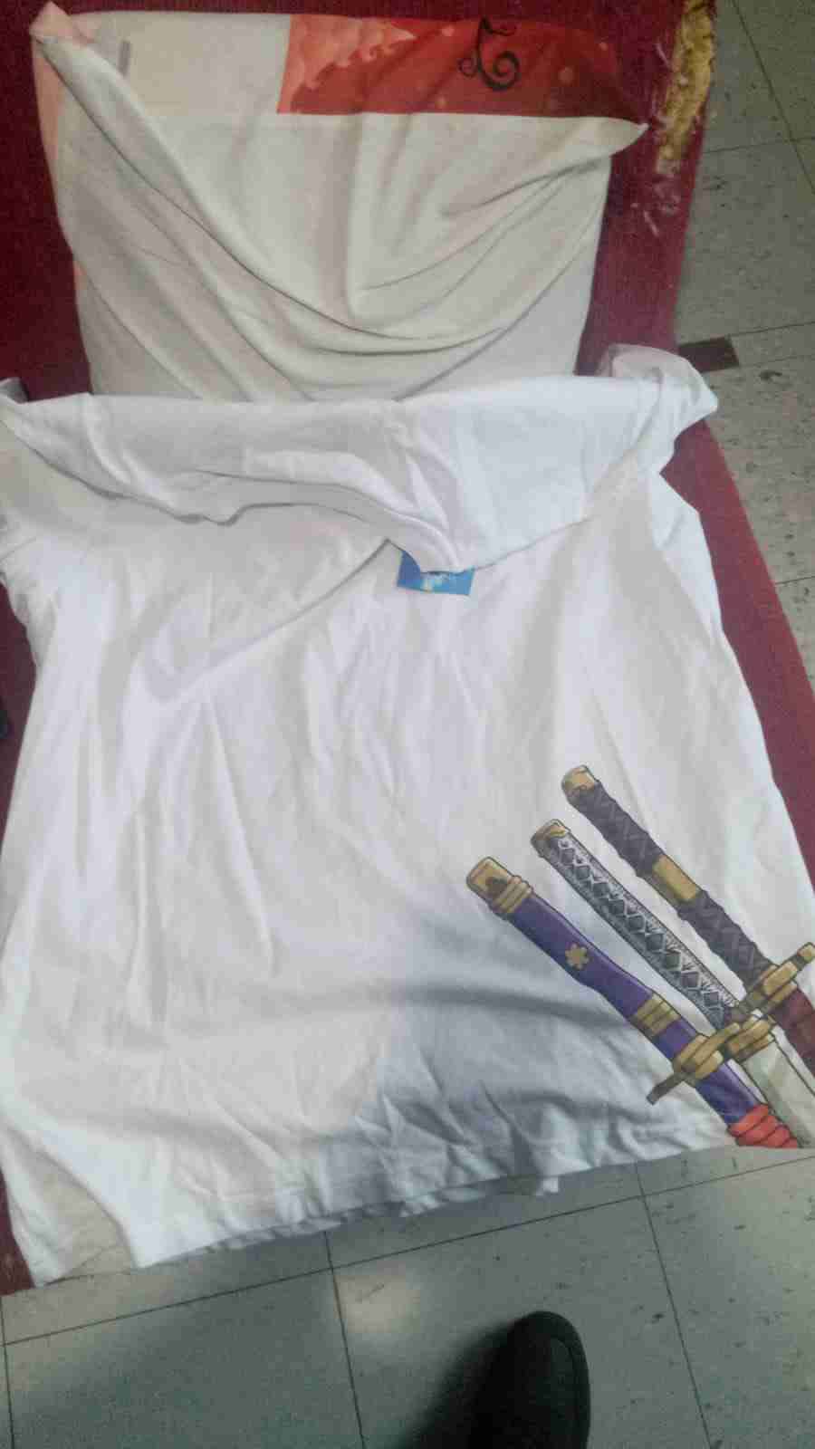 Polera blanca con diseño anime - miniatura 2