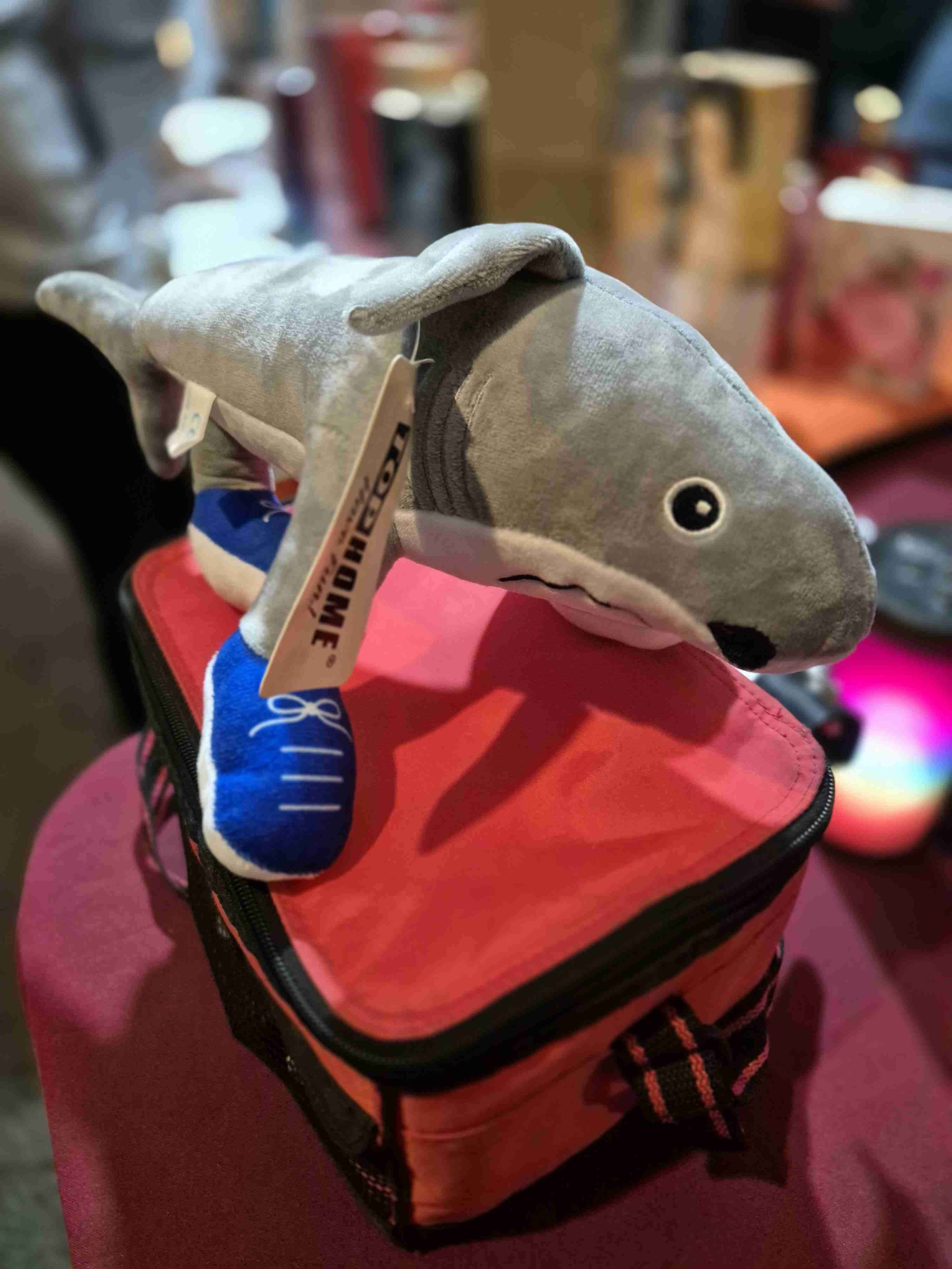 Peluche Tralalero Tralala tiburón gris