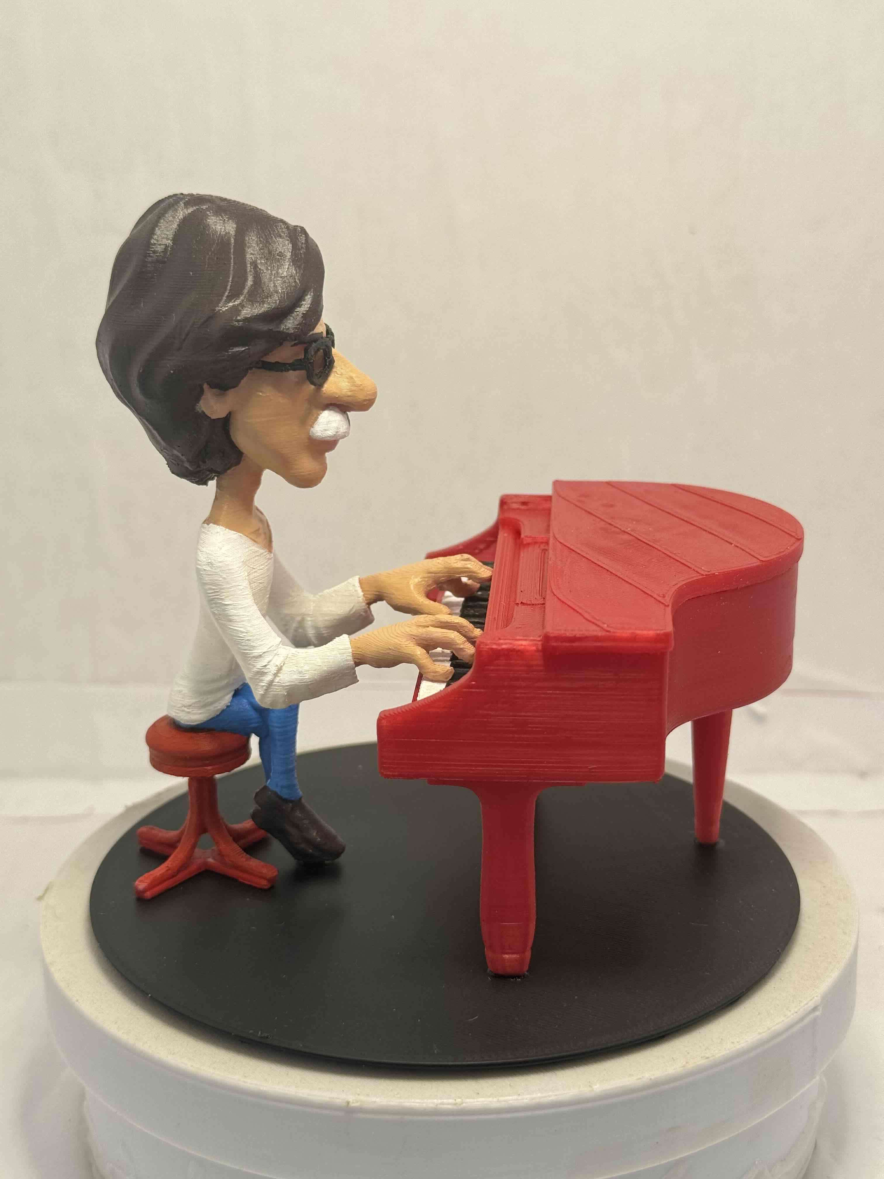 Figura decorativa de pianista Charly García