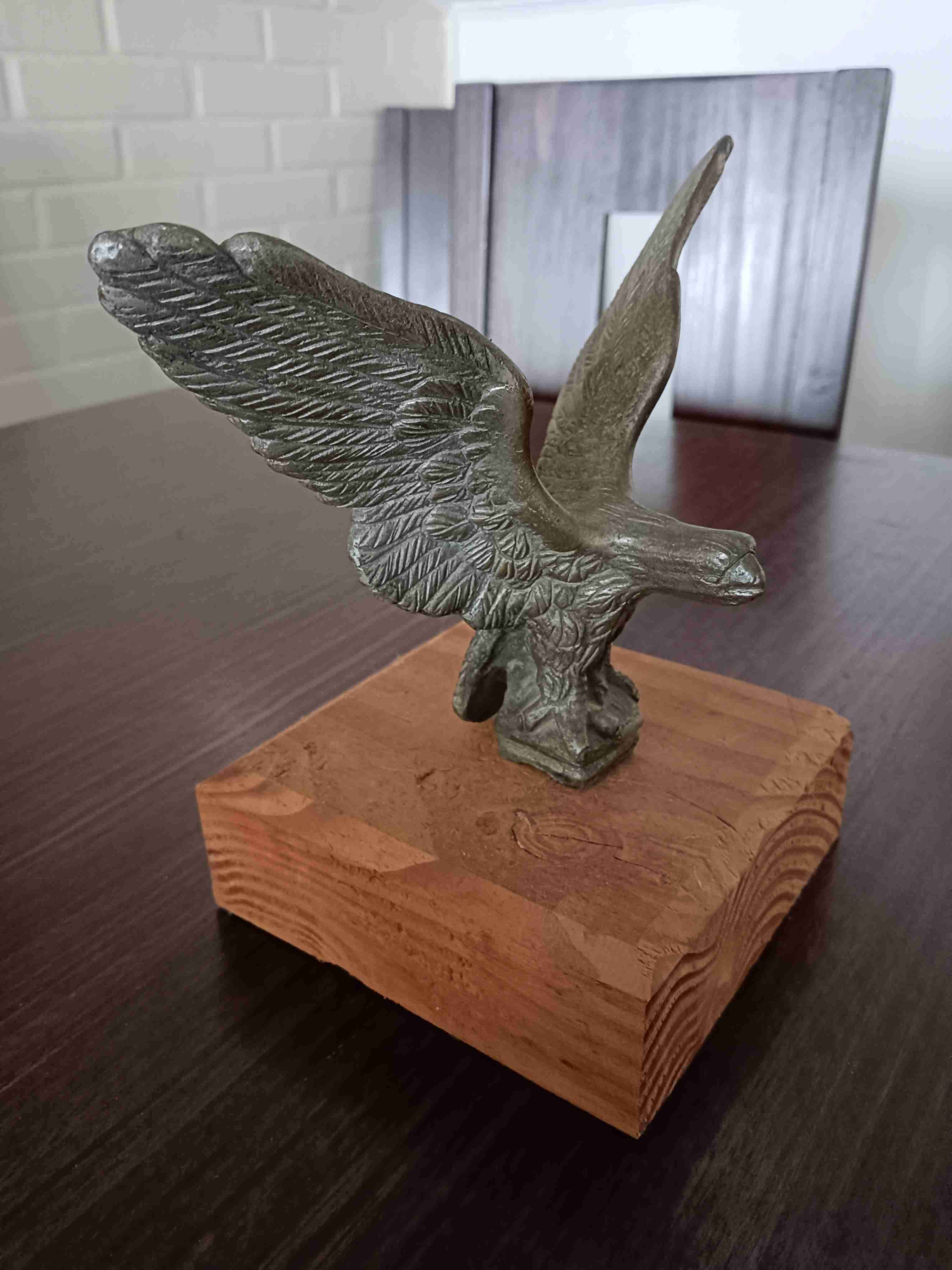 Escultura de águila en metal