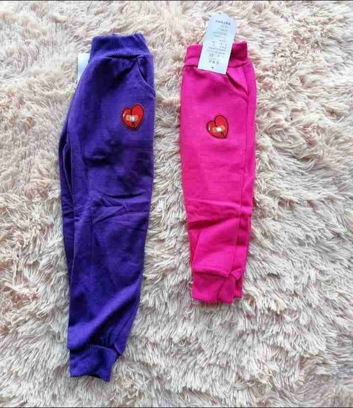 Pantalones infantiles con corazón