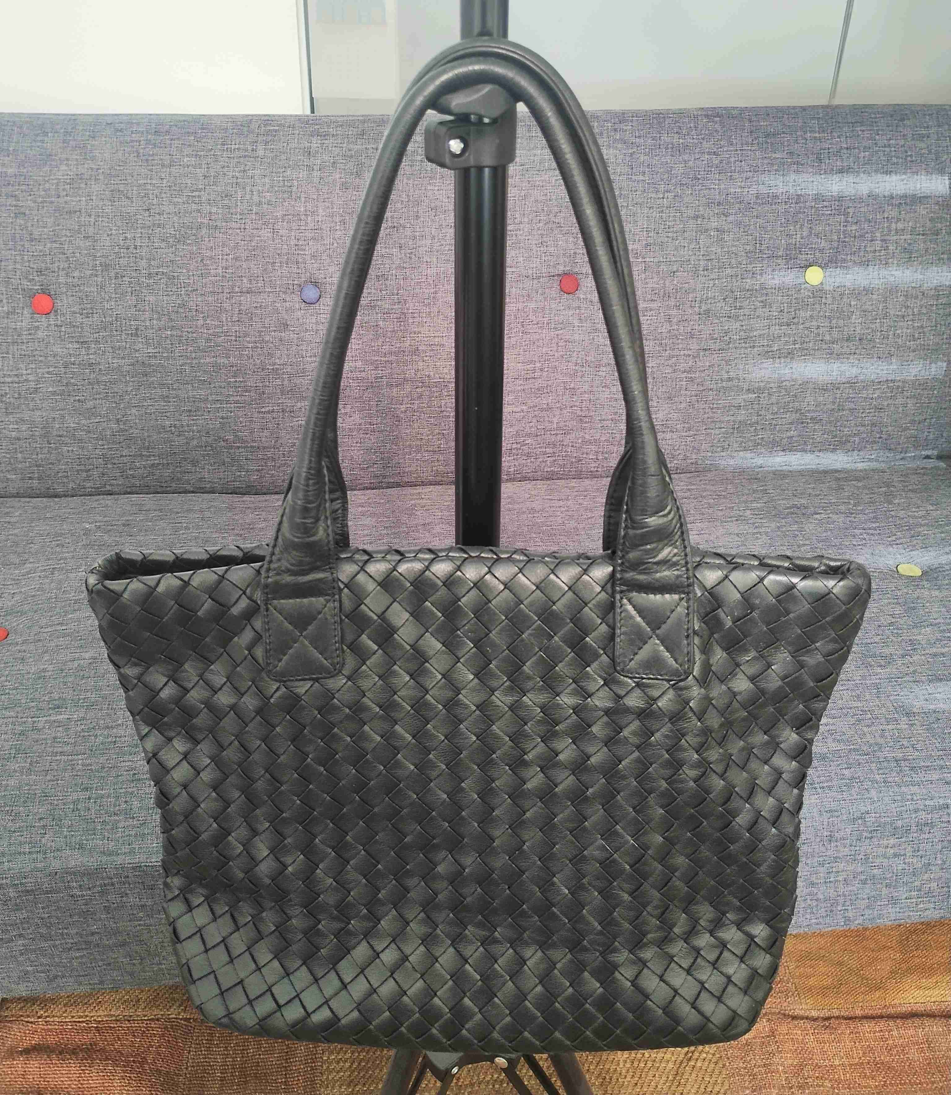 Cartera negra de eco cuero trenzado