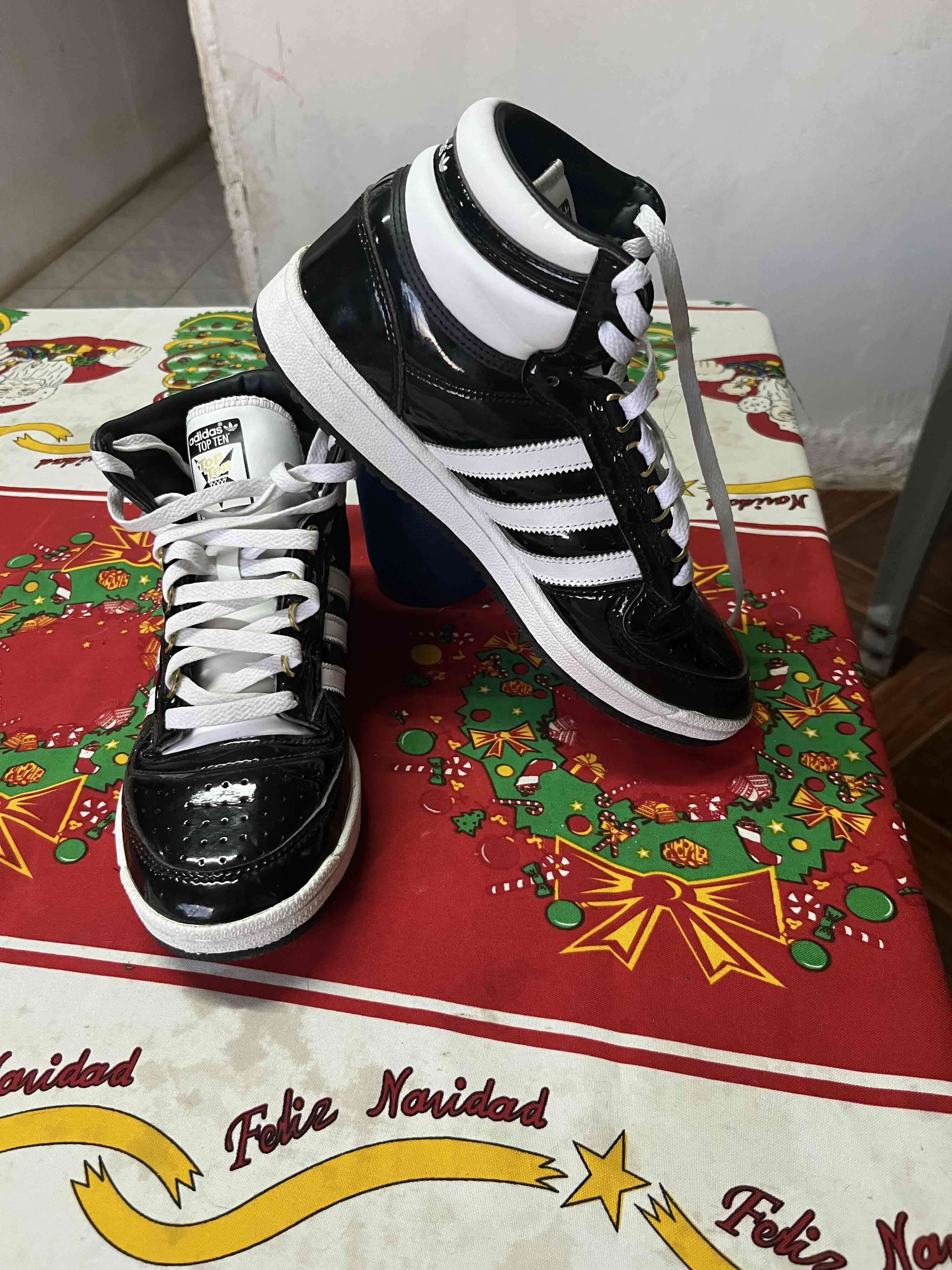 Zapatillas altas blancas y negras