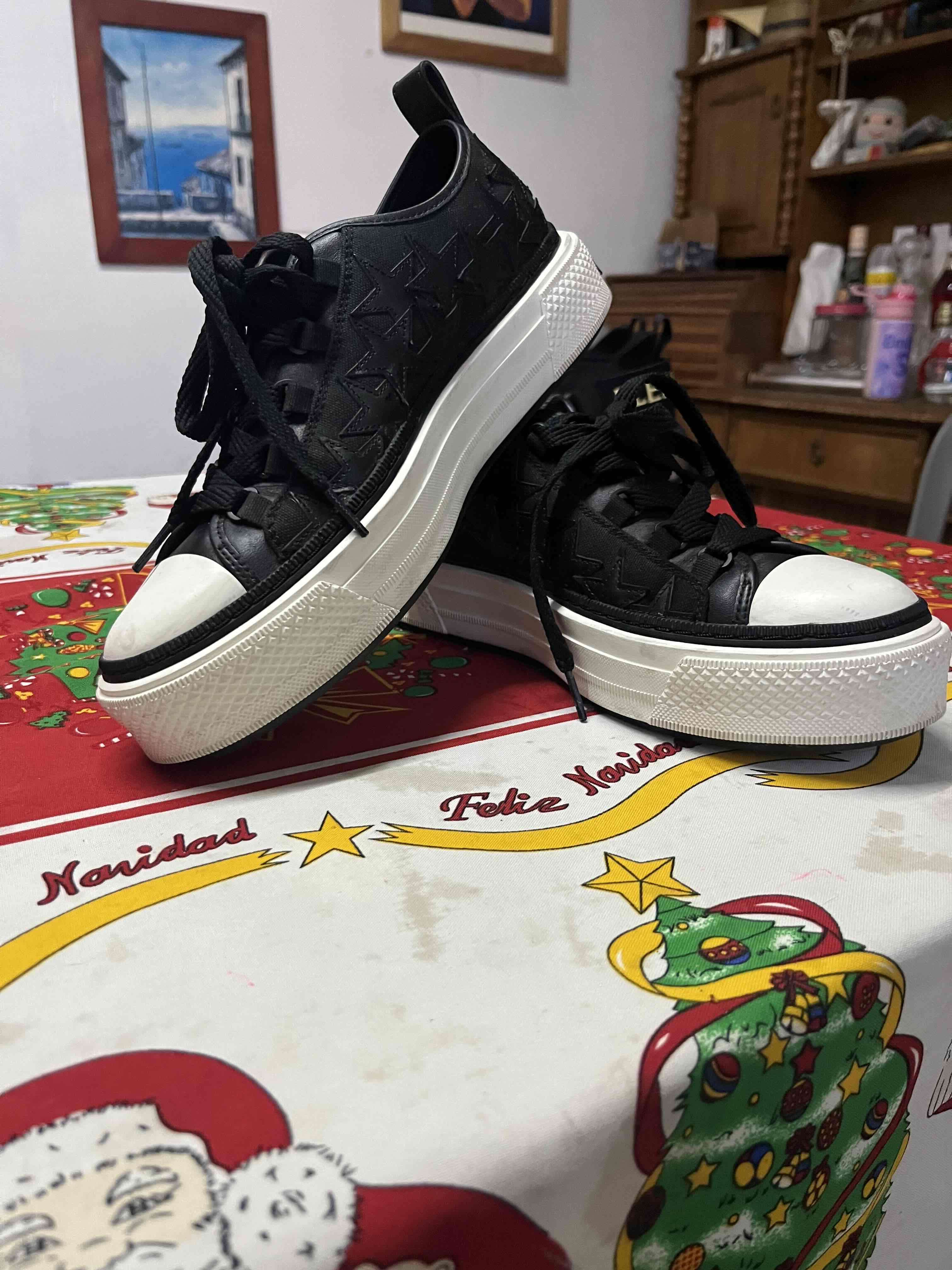 Zapatillas negras con estrellas