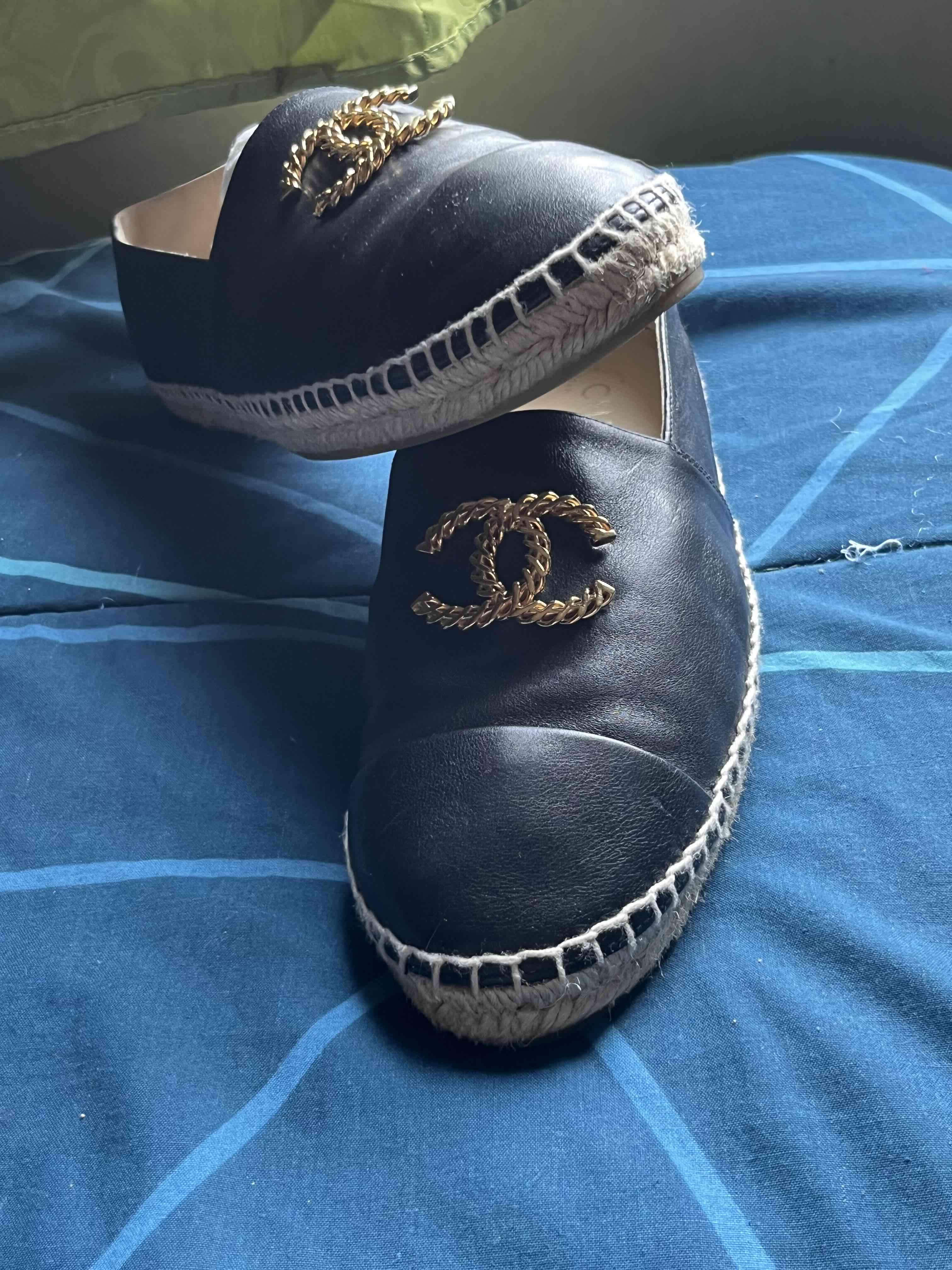 Alpargatas negras con logo dorado