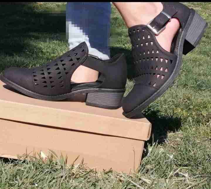 Zapatos negros con hebilla