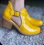 Zapato charol amarillo con hebilla