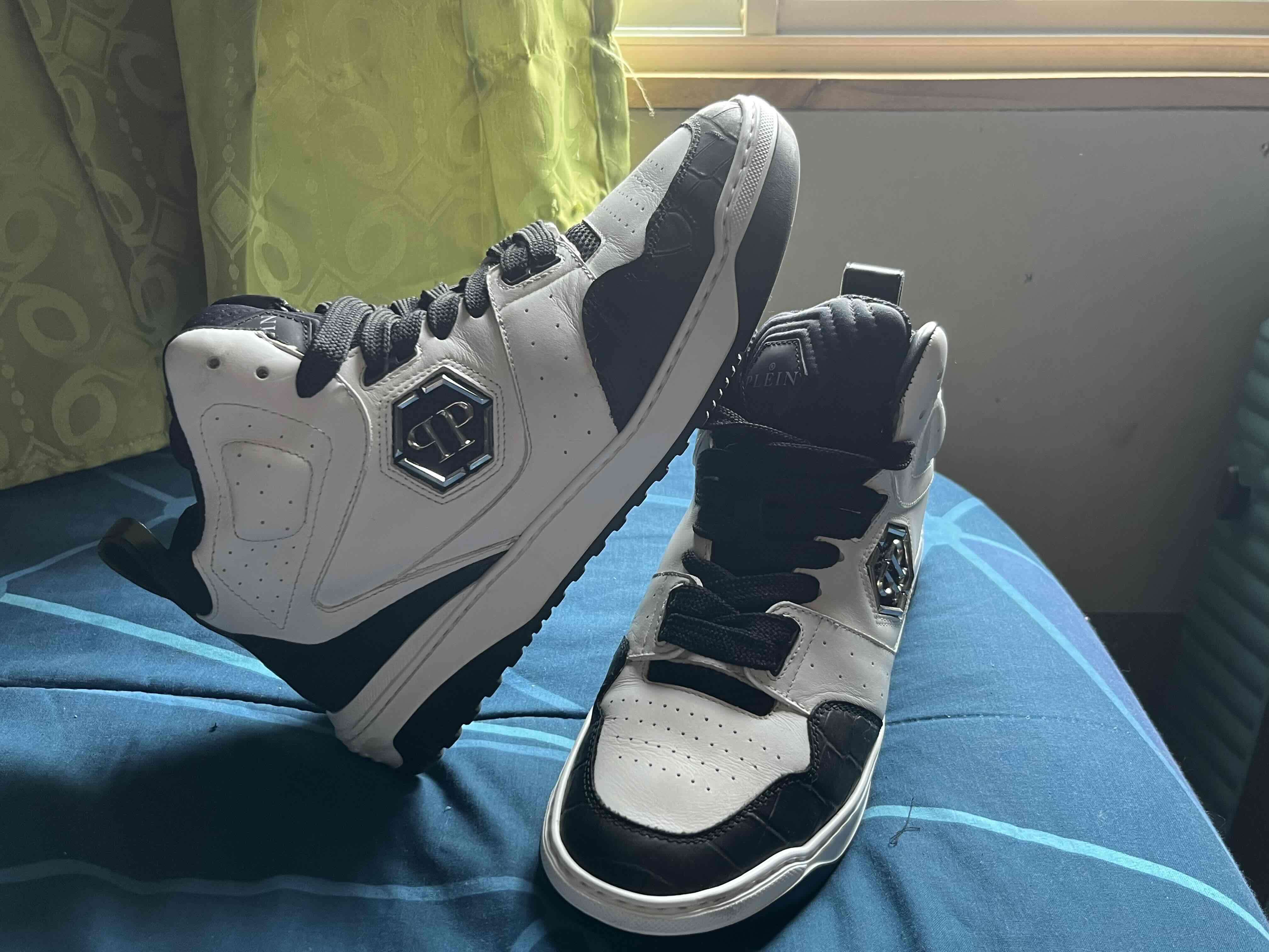 Zapatillas deportivas blancas y negras