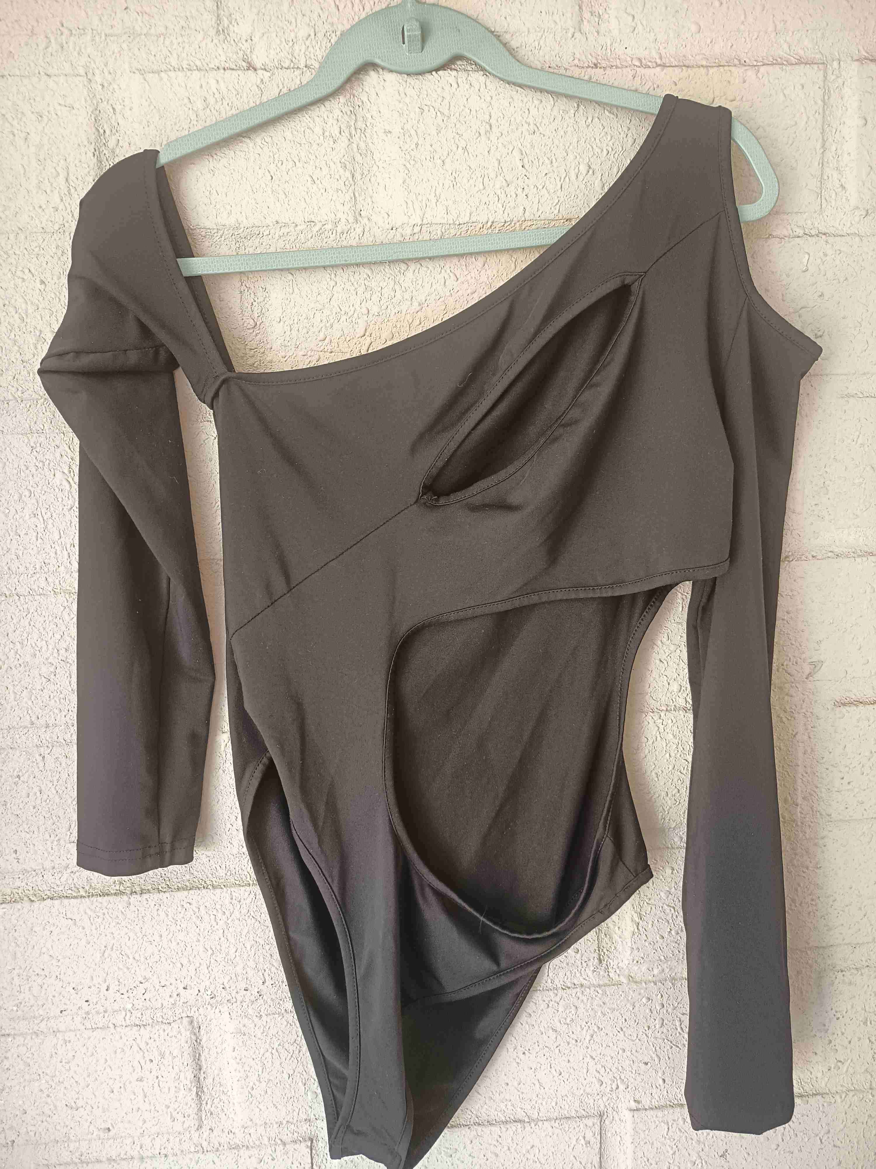 Body negro con diseño asimétrico