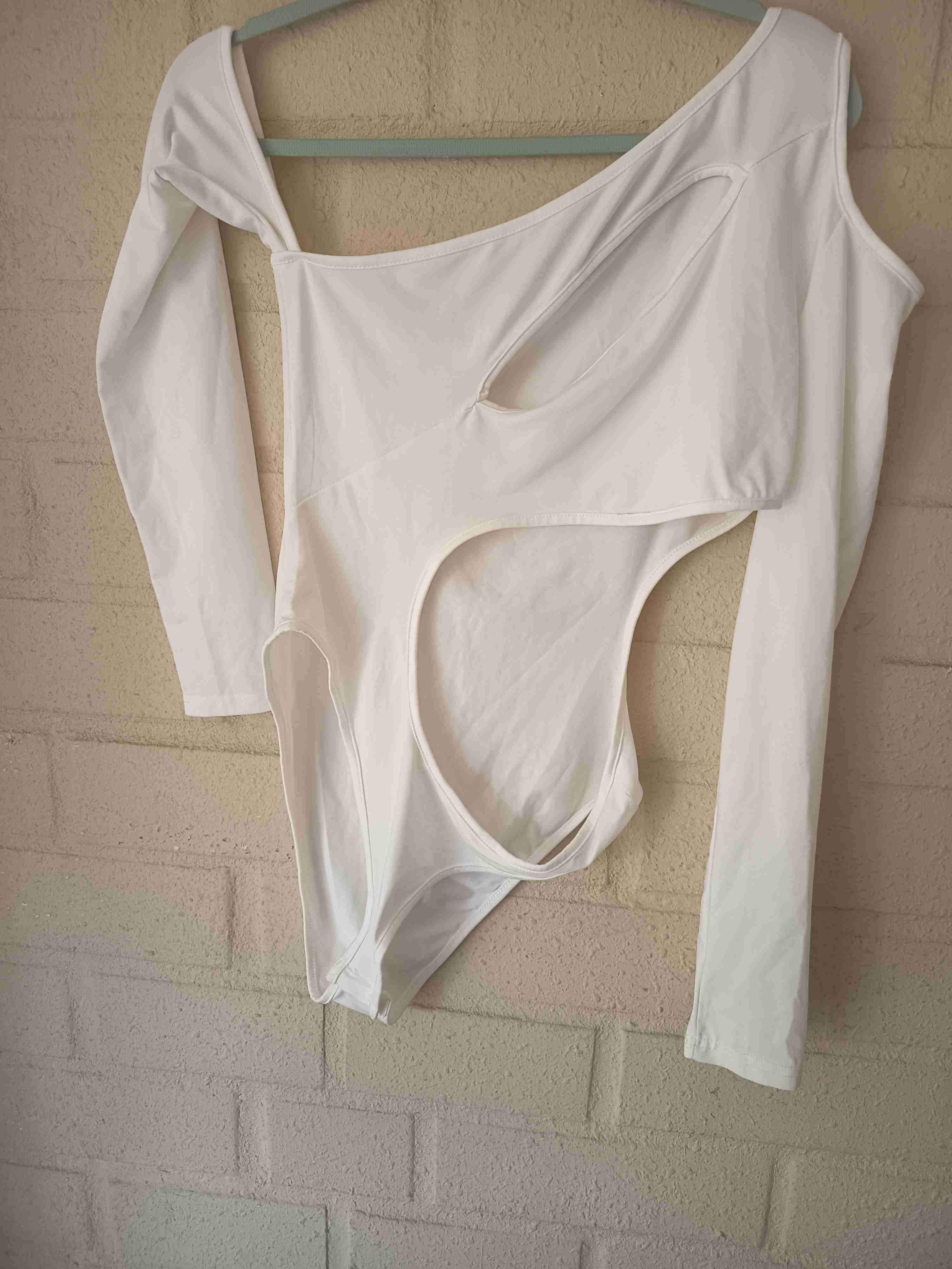 Body blanco con recortes asimétricos