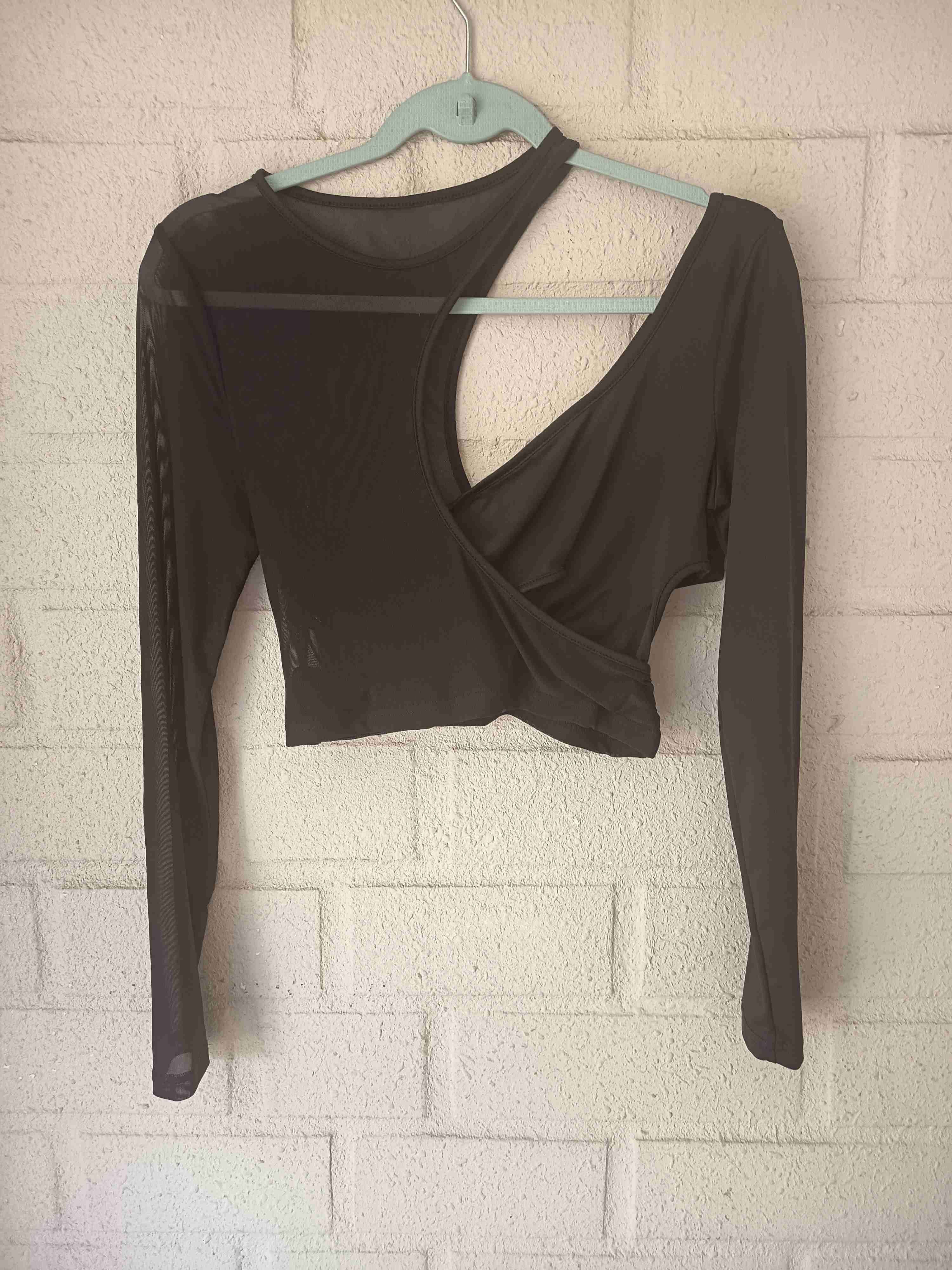 Top negro con cutout