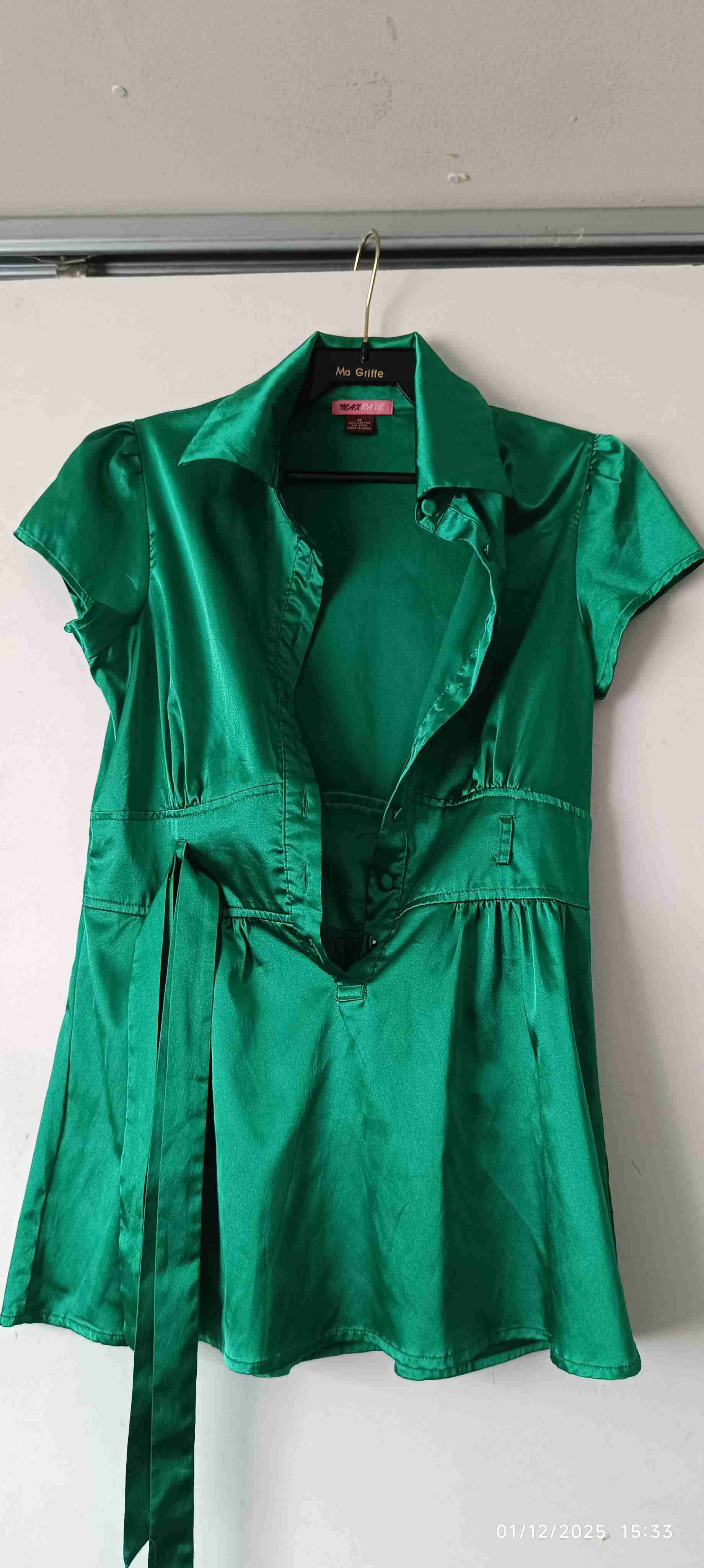 Blusa verde satén con lazo