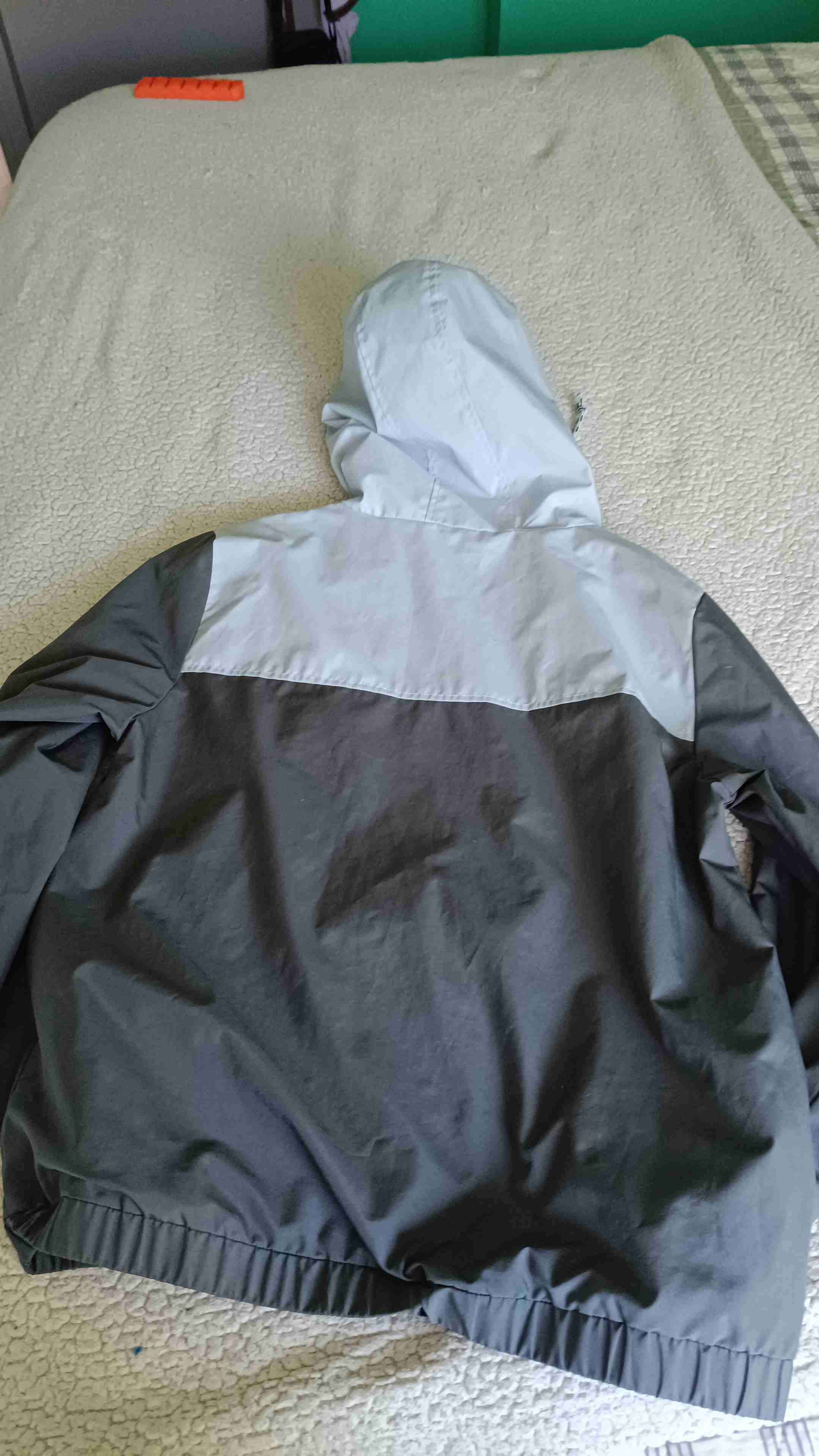 Cortaviento gris con capucha - miniatura 2