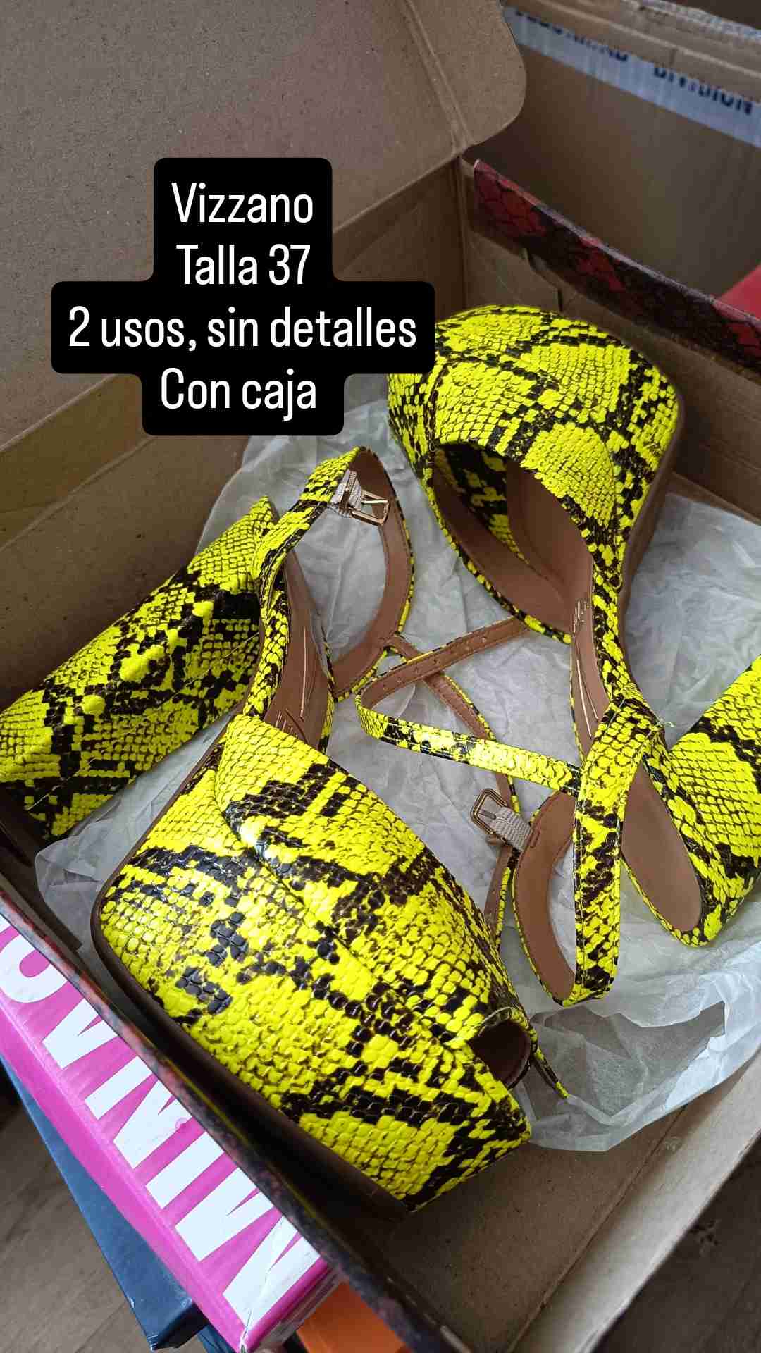 Tacones Vizzano amarillo serpiente