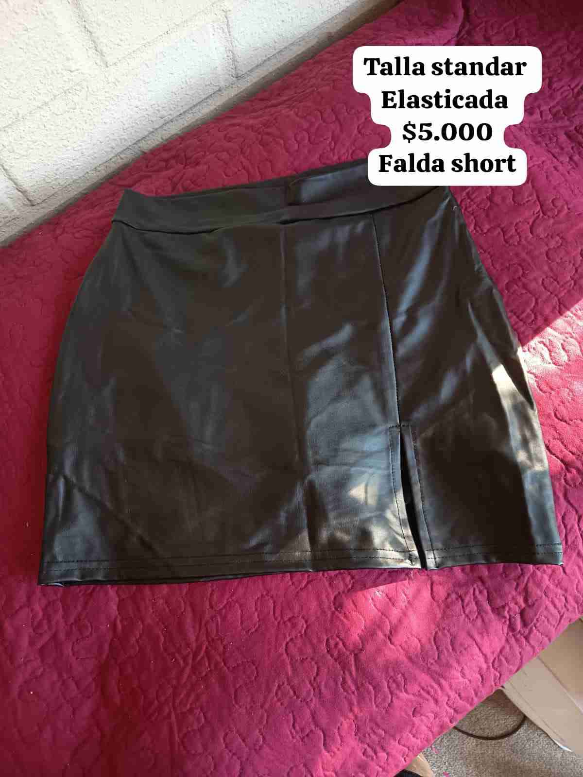 Falda short negra elasticada