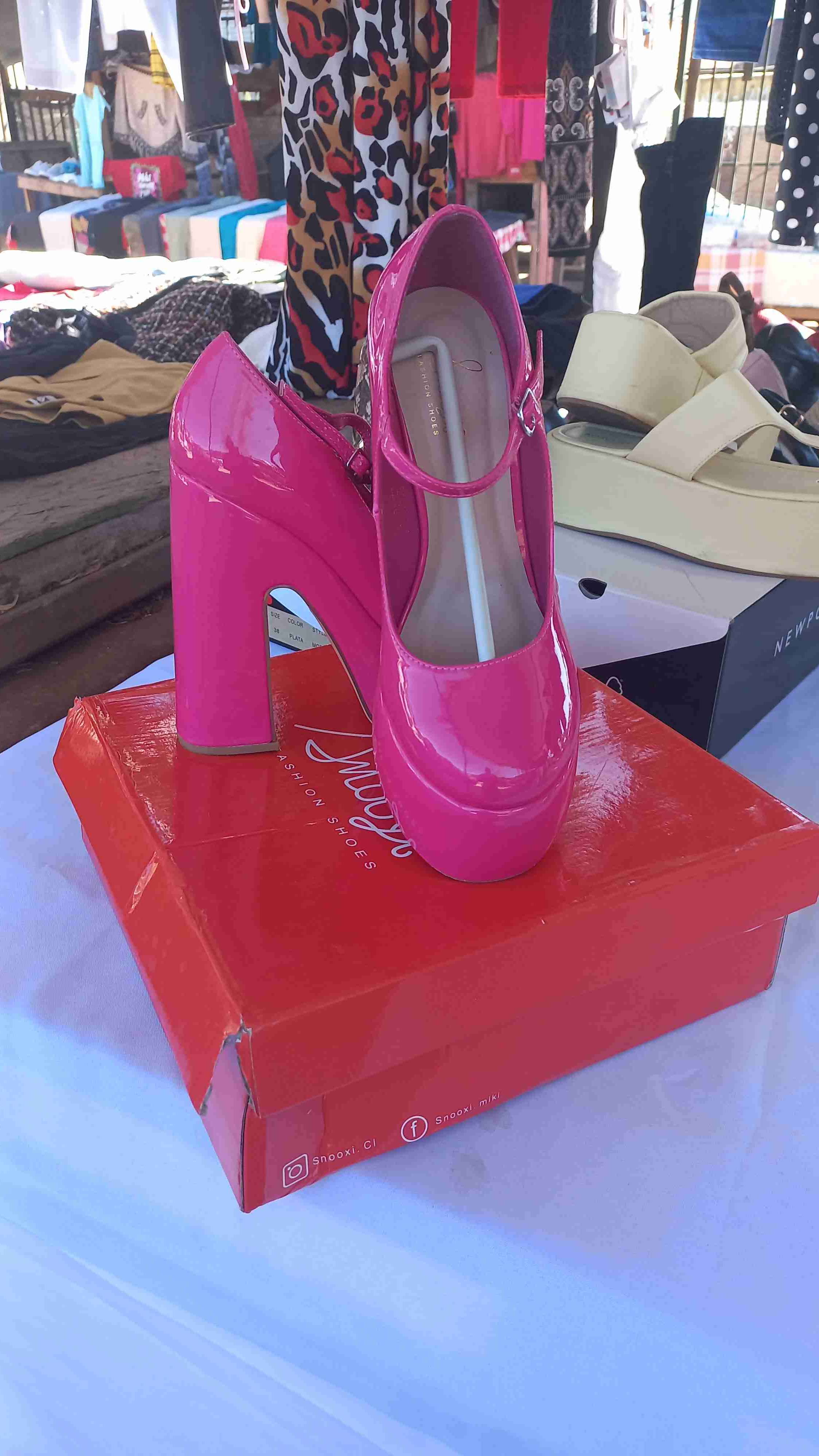 Tacones altos fucsia llamativos