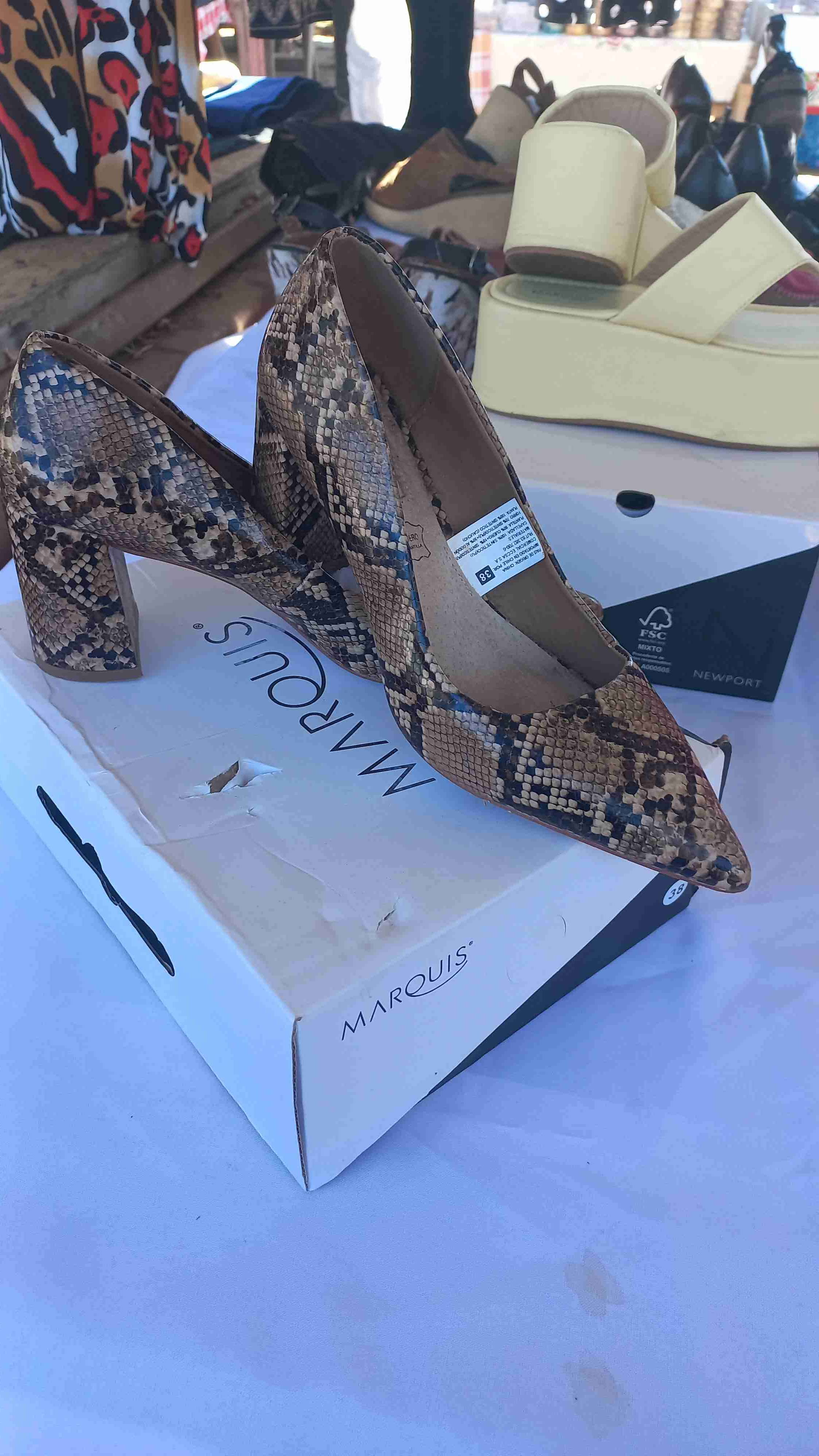 Tacones altos fucsia llamativos - miniatura 3