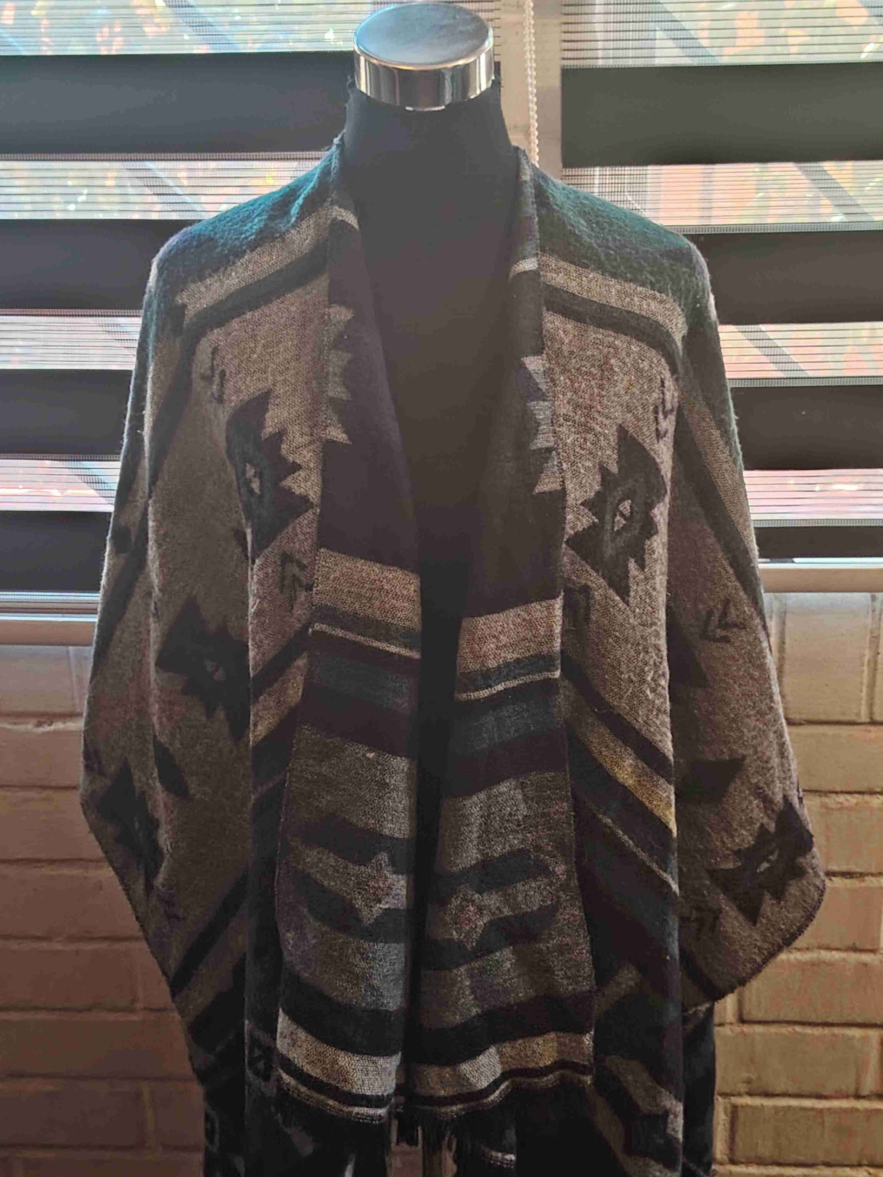 Poncho con diseño étnico