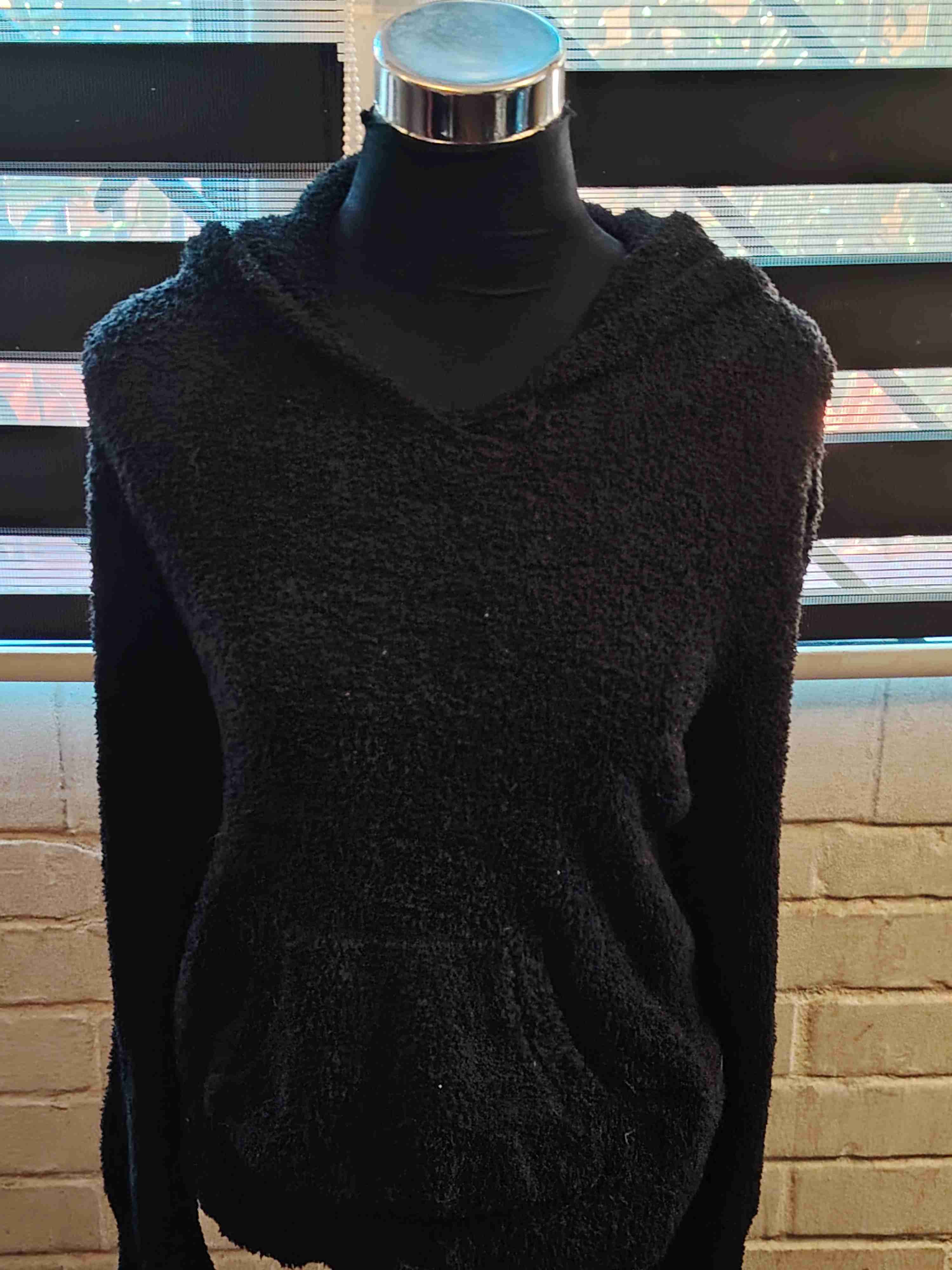 Polerón negro con capucha