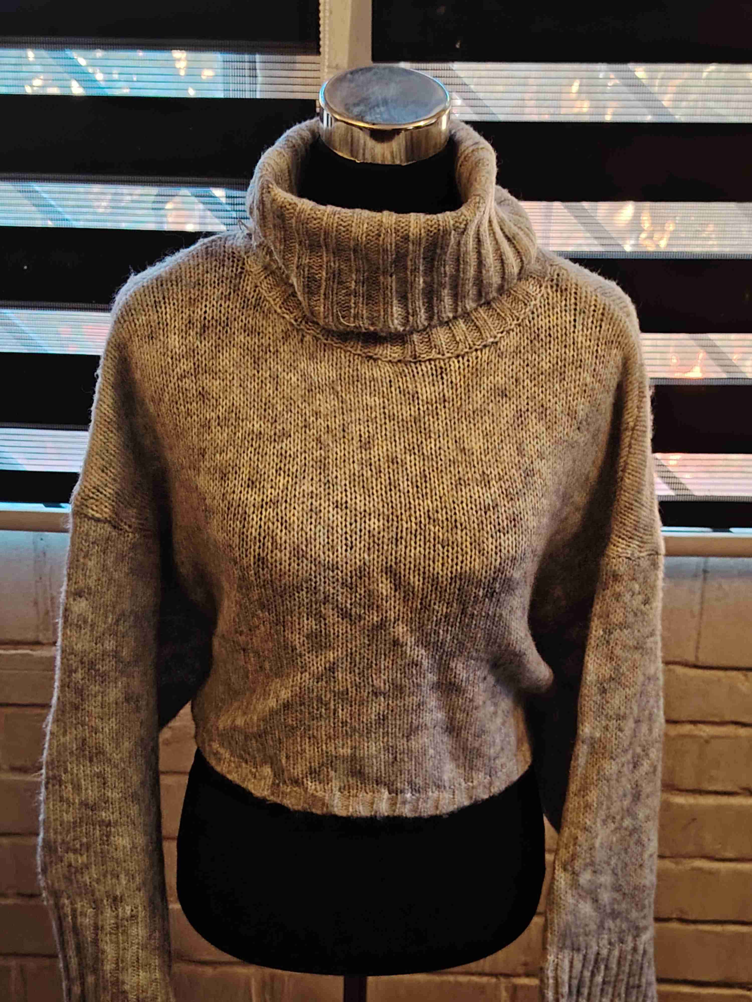 Sweater de cuello alto beige