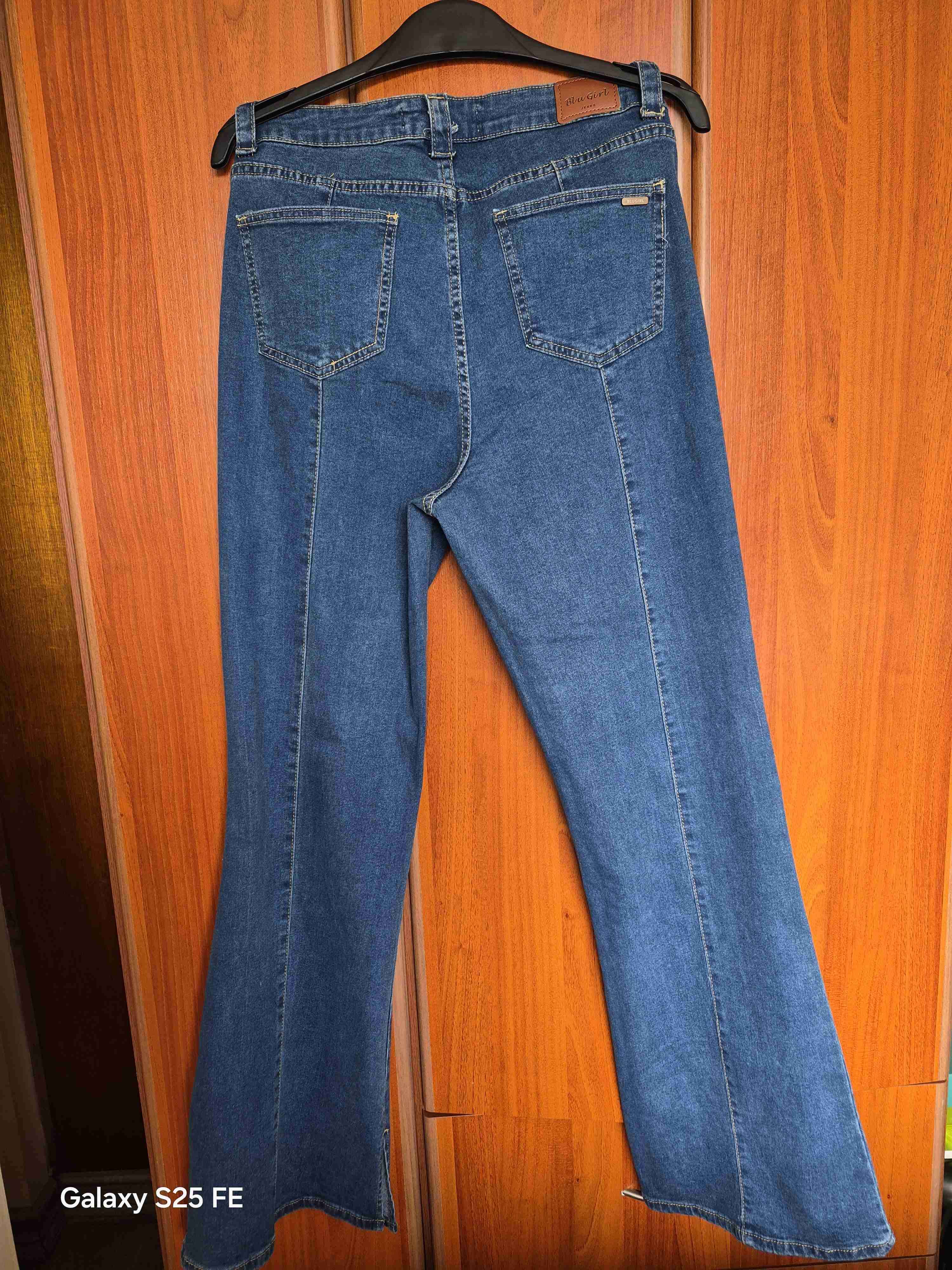 Jeans azul estilo flare