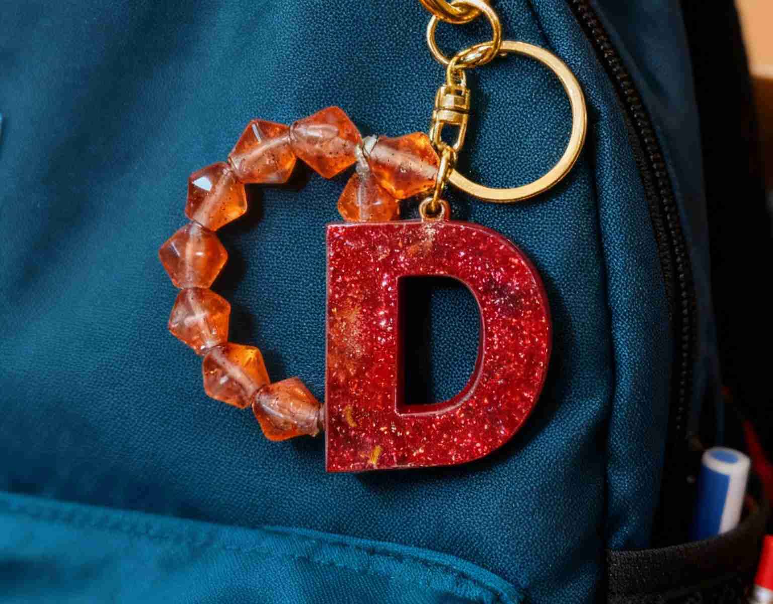 Llavero con letra D brillante