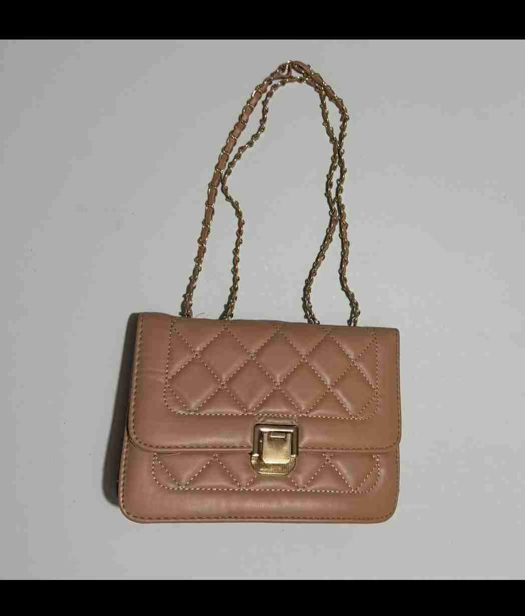 Cartera beige con cadena