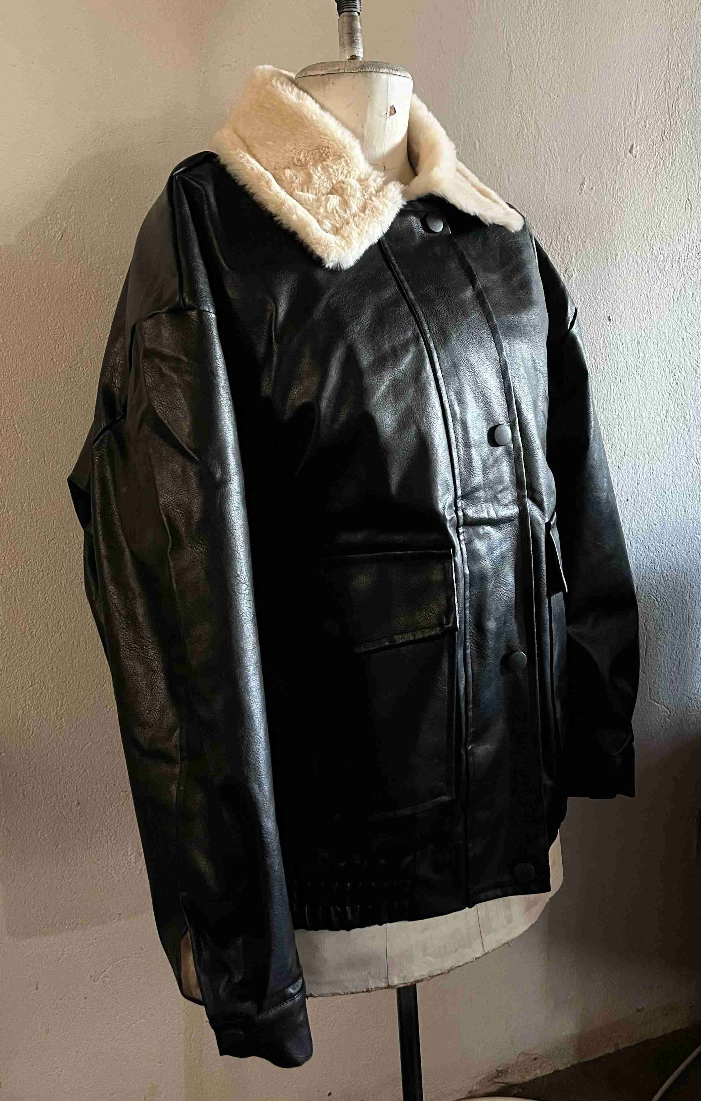 Chaqueta de eco-cuero con cuello de piel