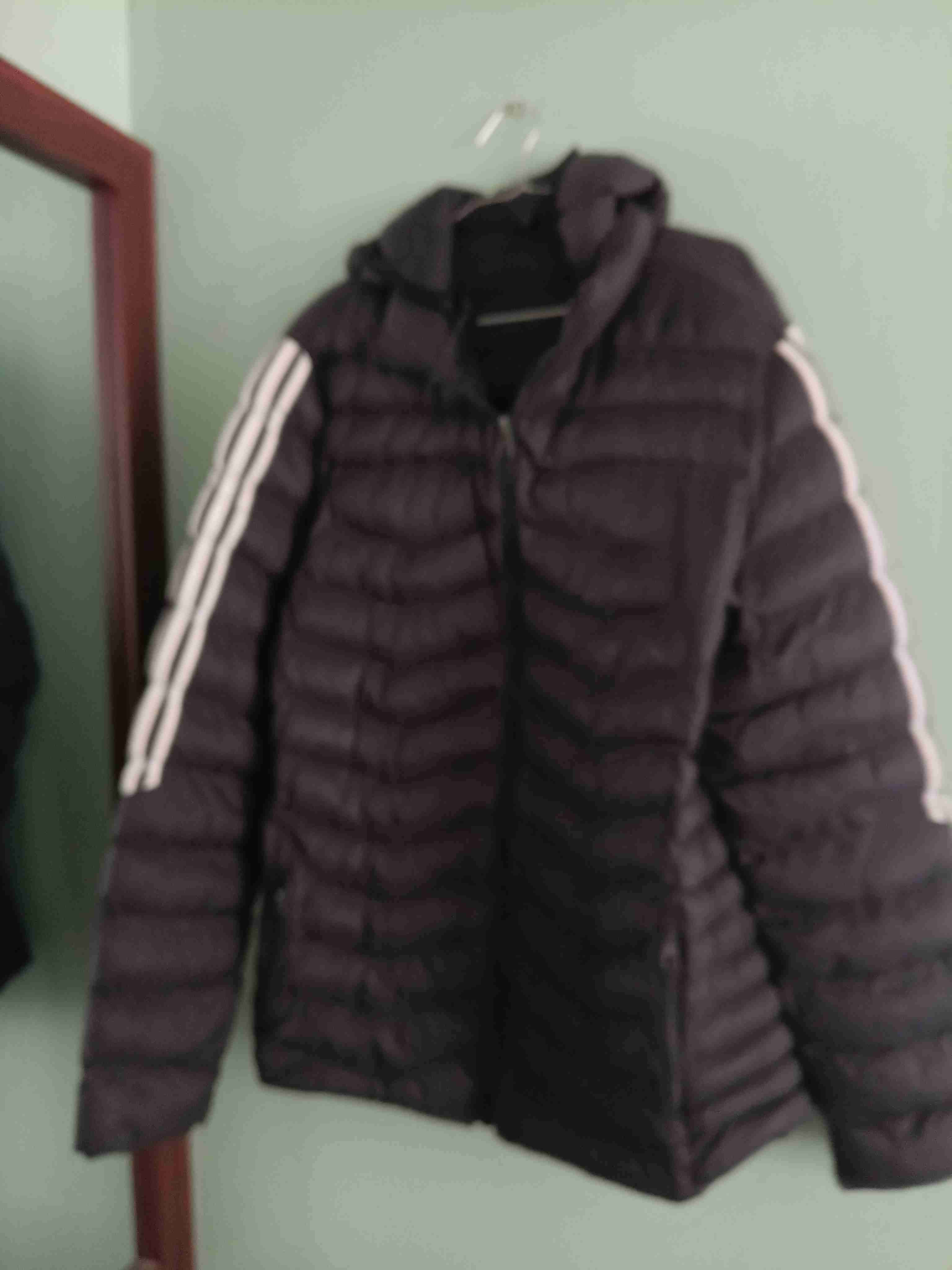 Chaqueta acolchada negra con capucha.