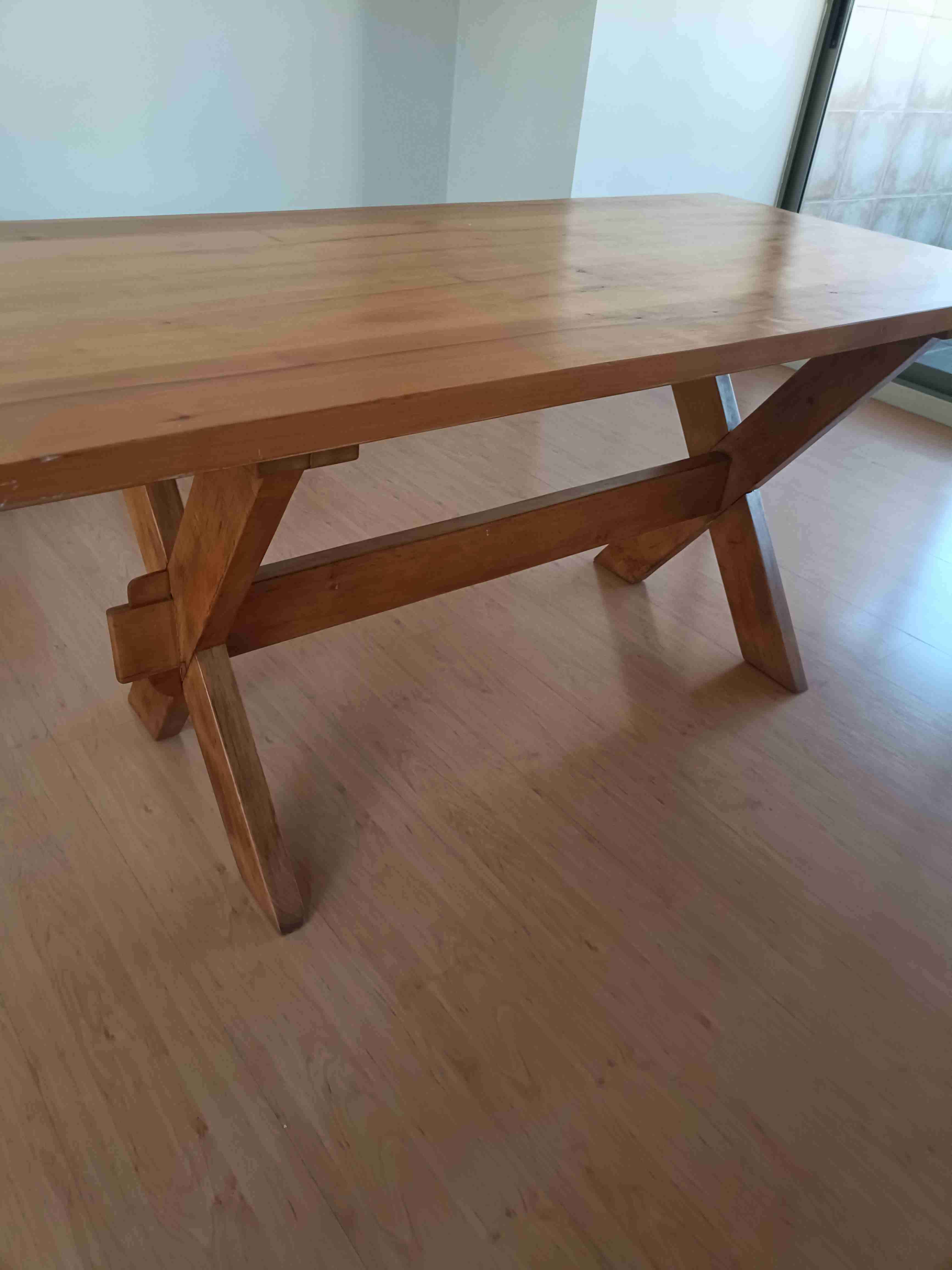 Mesa de comedor de madera