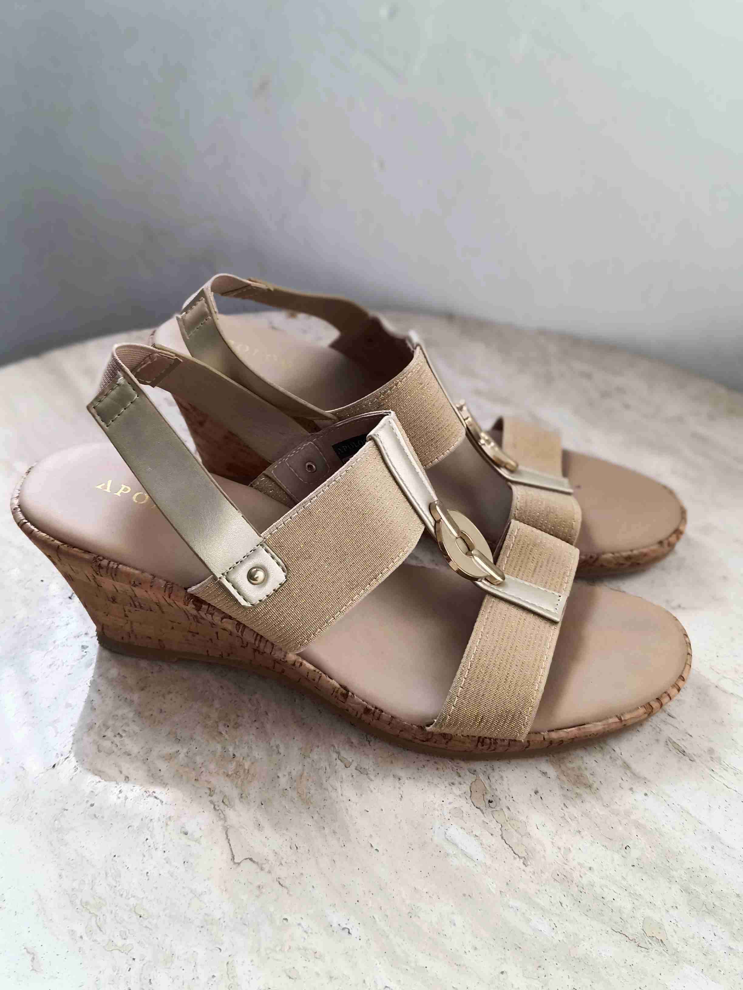 Sandalias de cuña beige