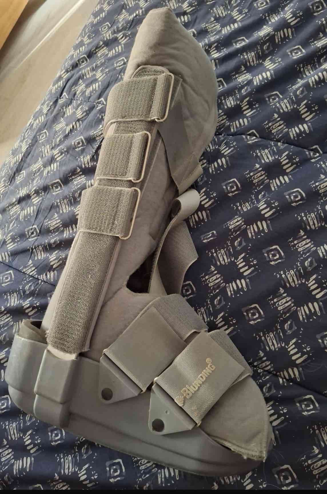 Bota ortopédica gris ajustable