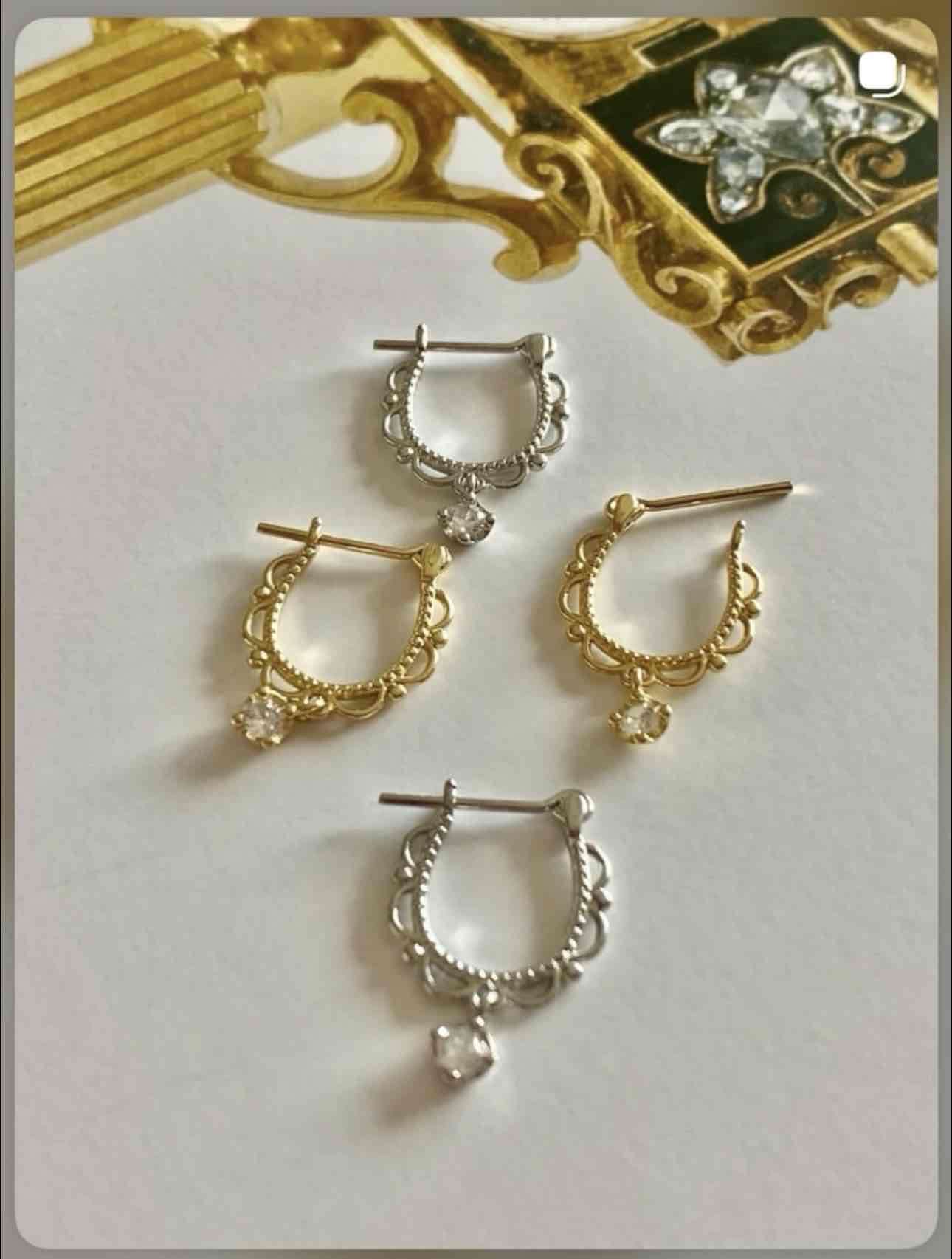 Aros colgantes dorados y plateados