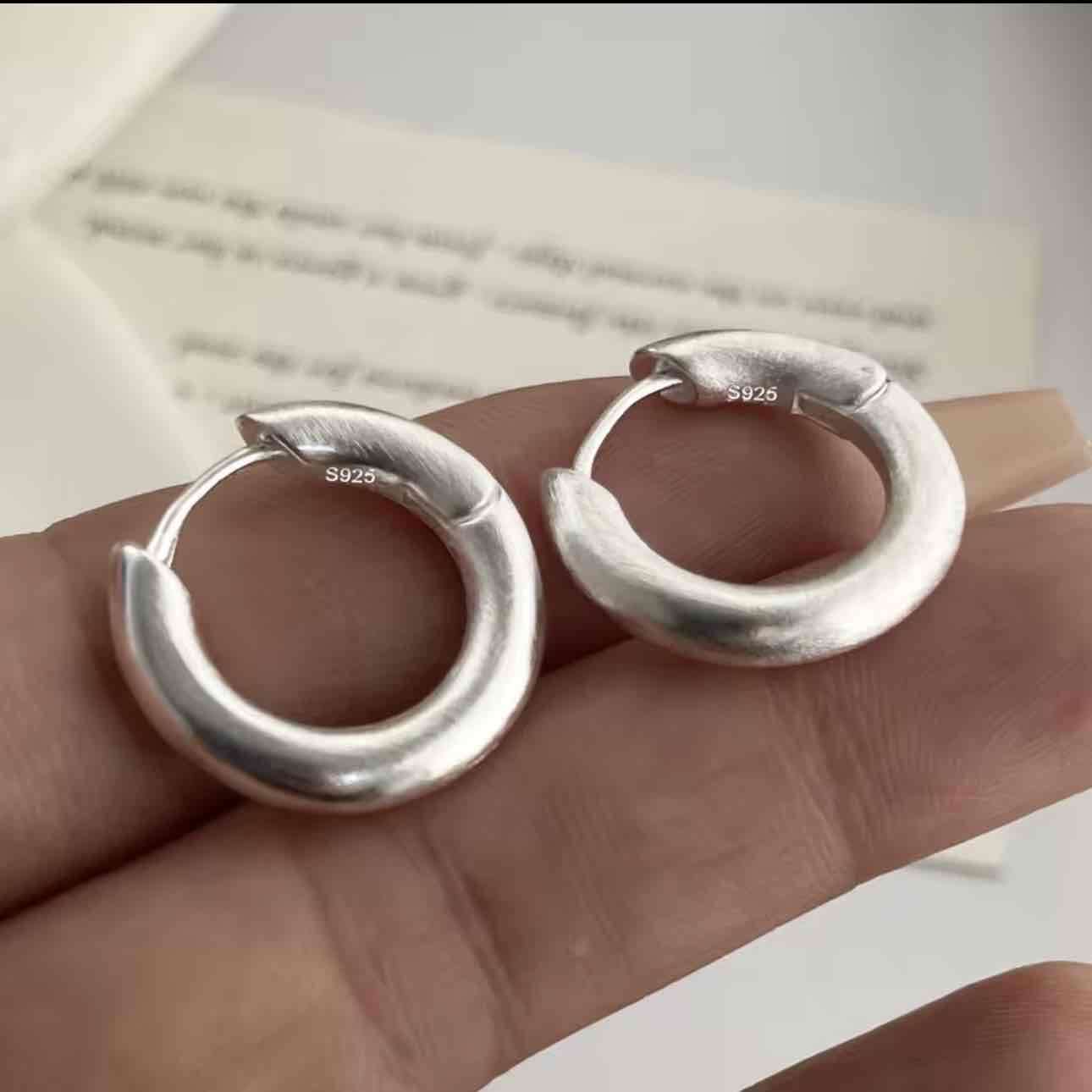 Aros de plata 925 estilo huggie