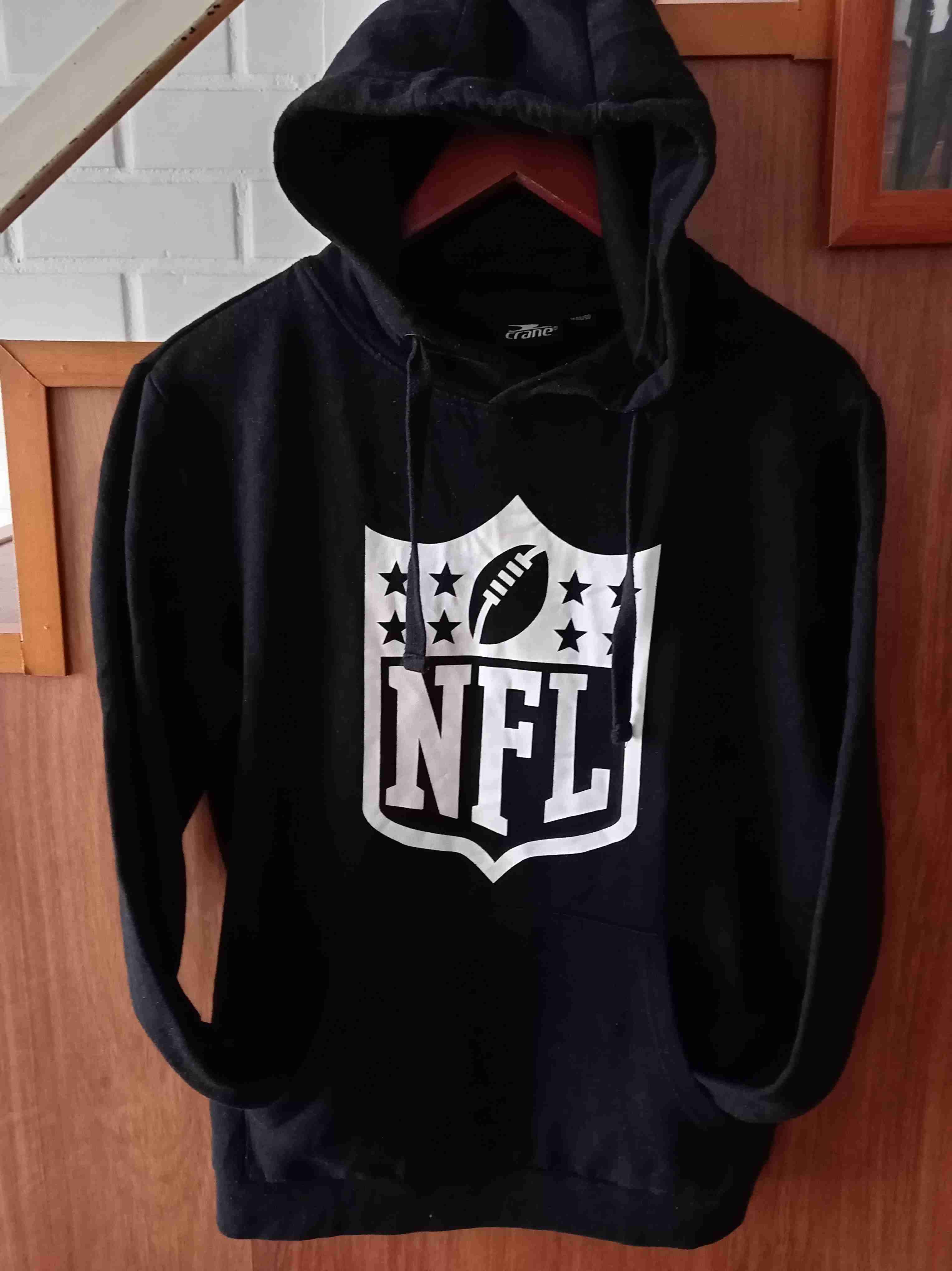 Polerón negro NFL con capucha